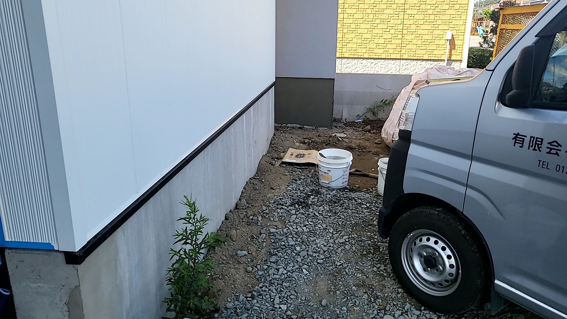 左官業者による基礎モルタル塗りの様子です。