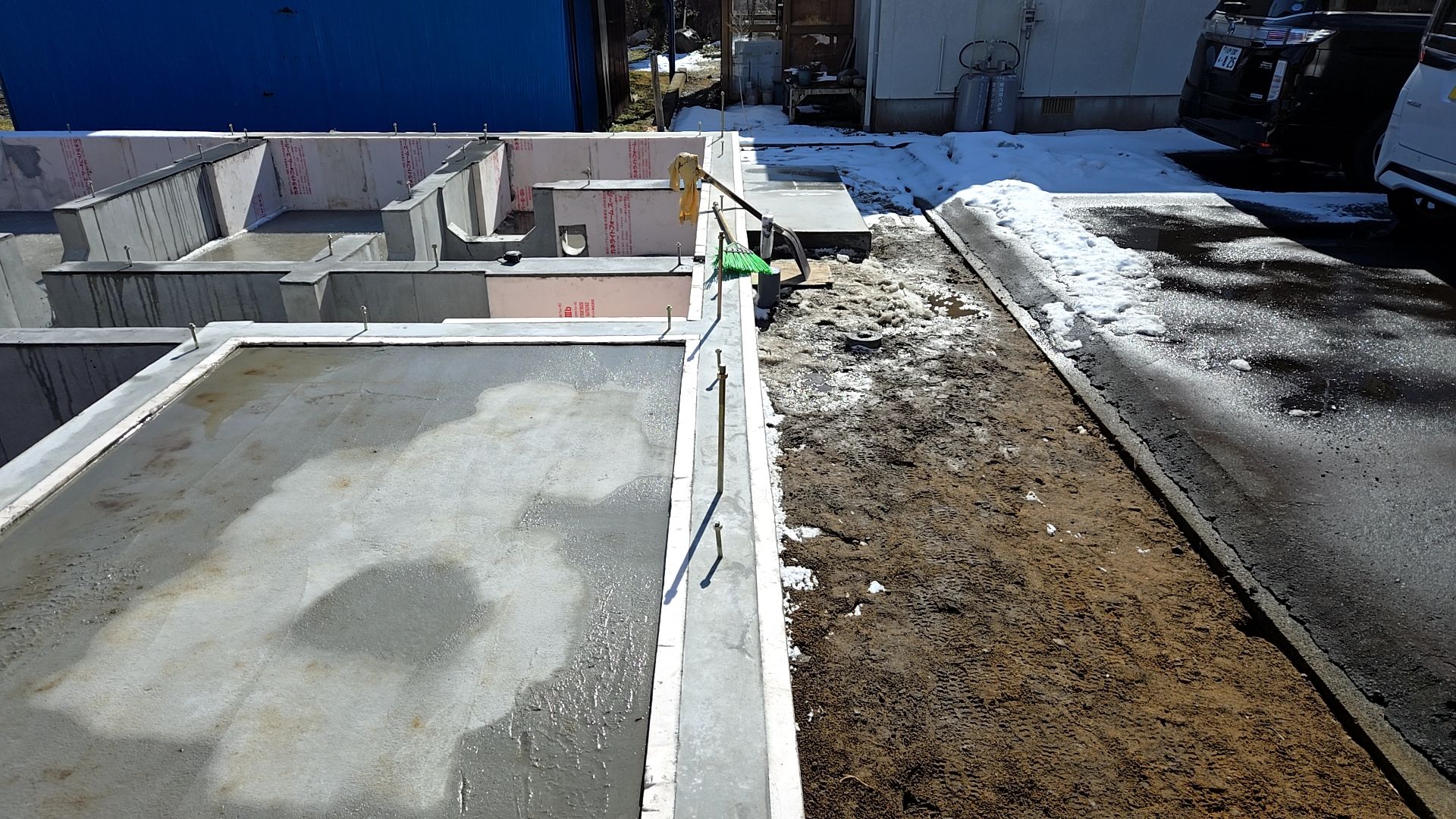 図面を確認しながら、作業を行っております。