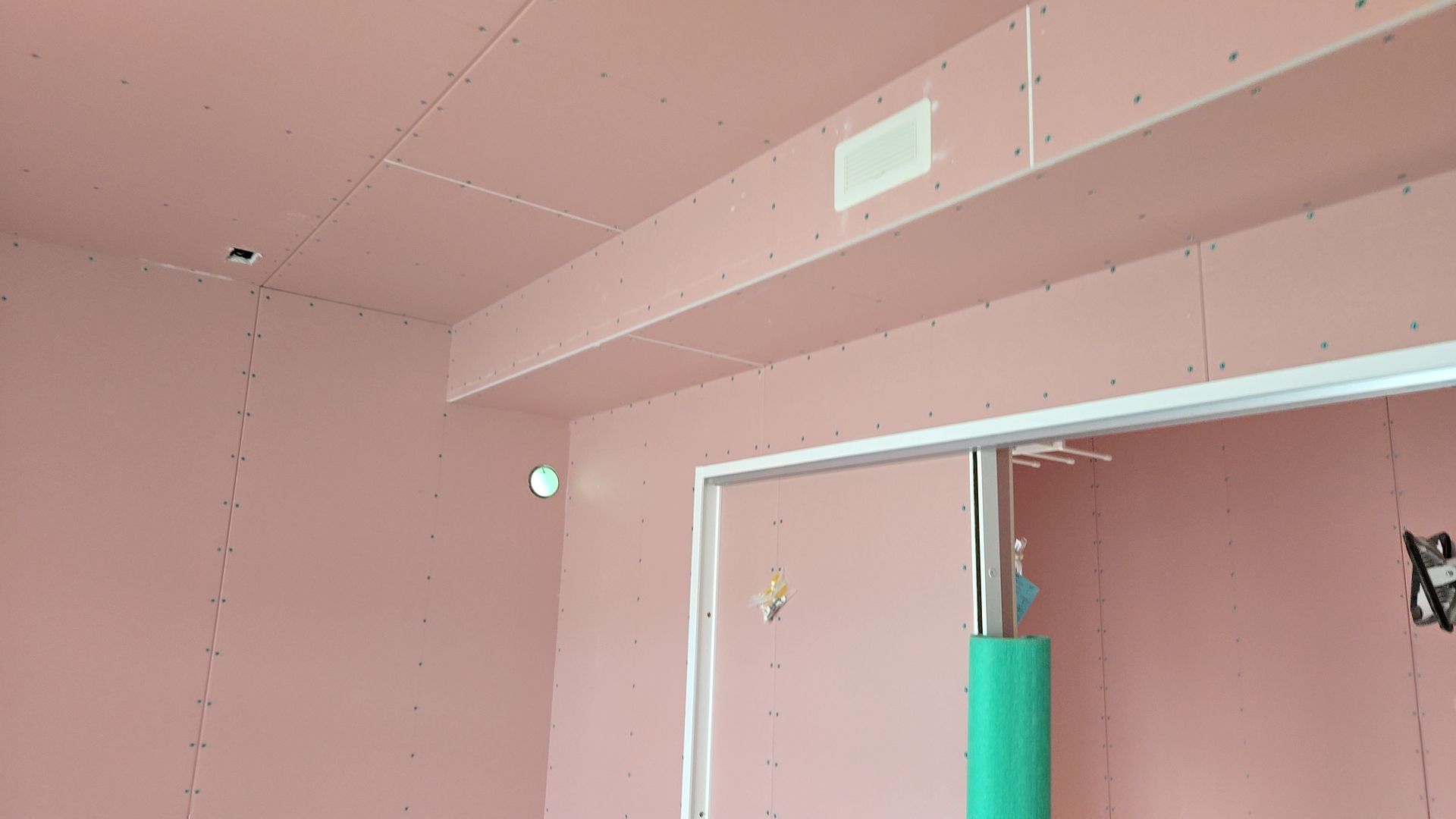 引き続き、ボード張りも進められております。