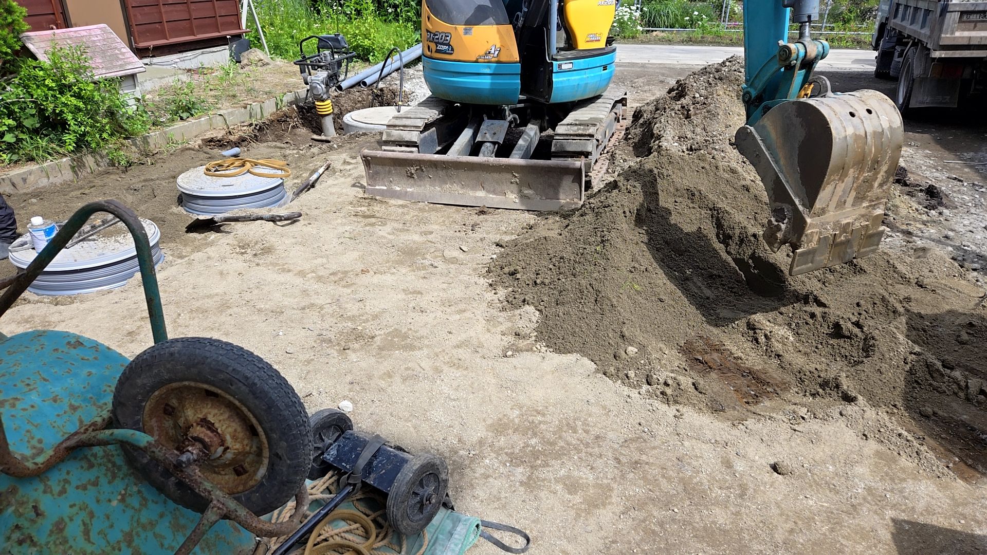 設備業者による浸透桝設置工事の様子です。