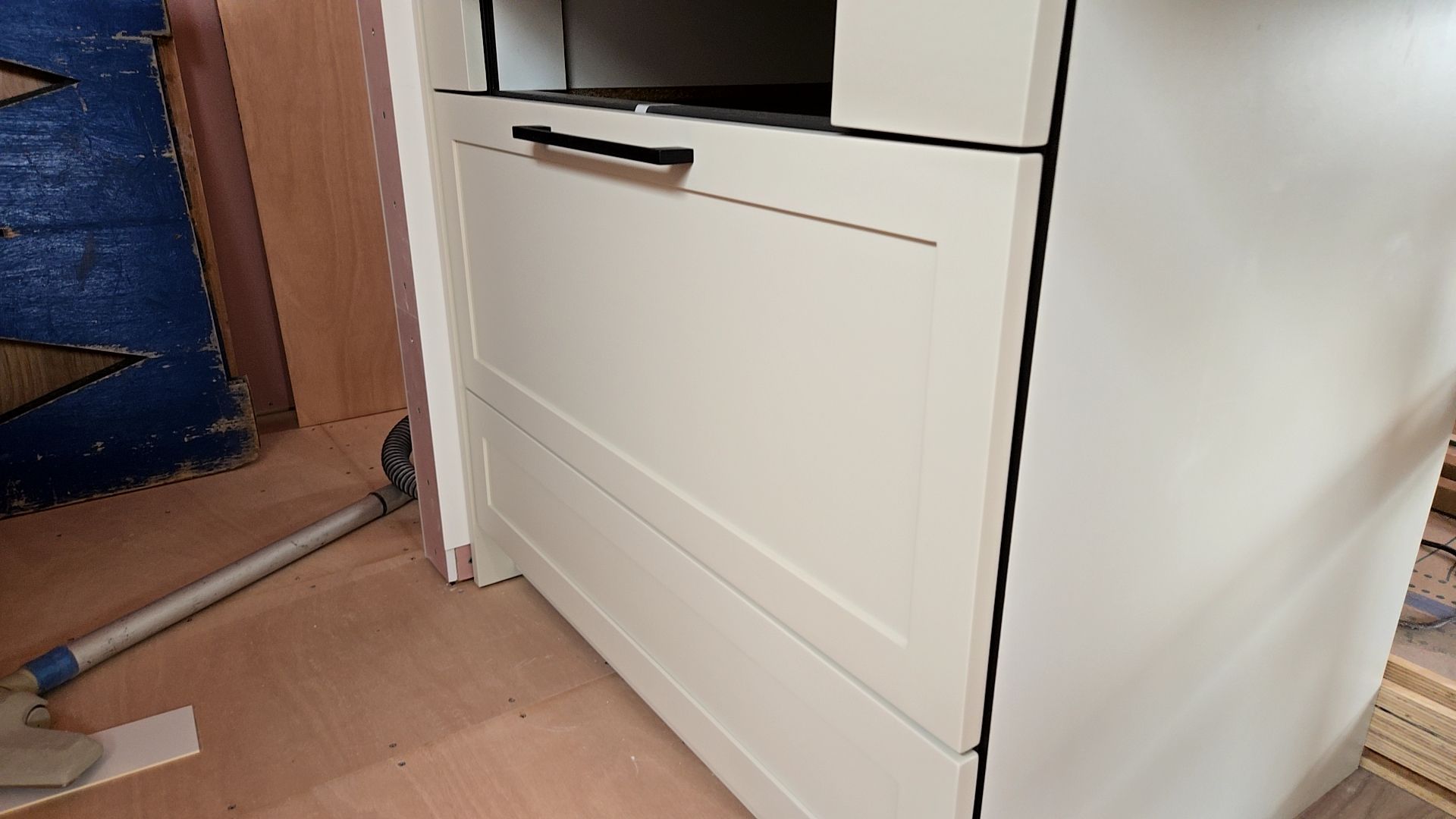 建築によるキッチンの取り付けが行われました。