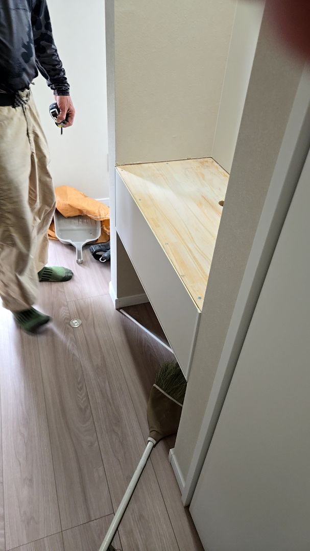 建築によるカウンター補修の様子です。