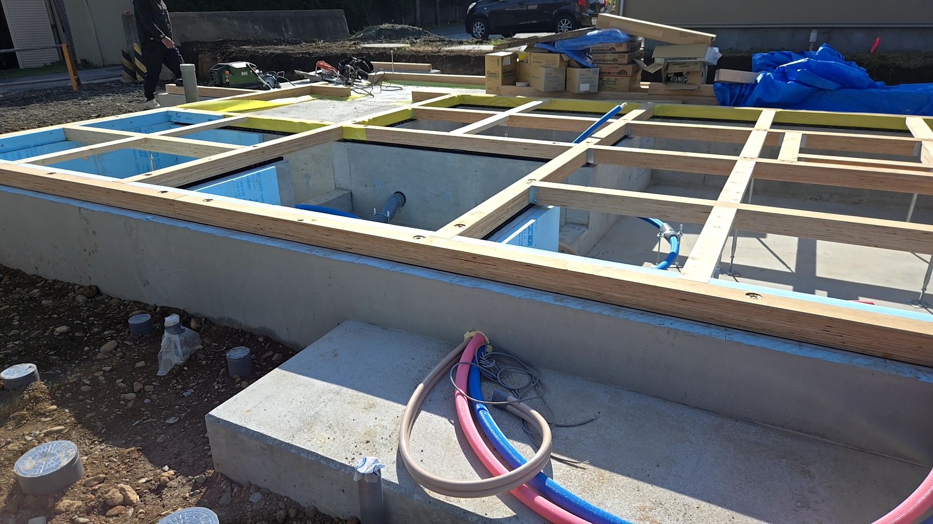 土台に汚れ・キズが付かないように注意し、靴の履き替えをして作業を行っております。