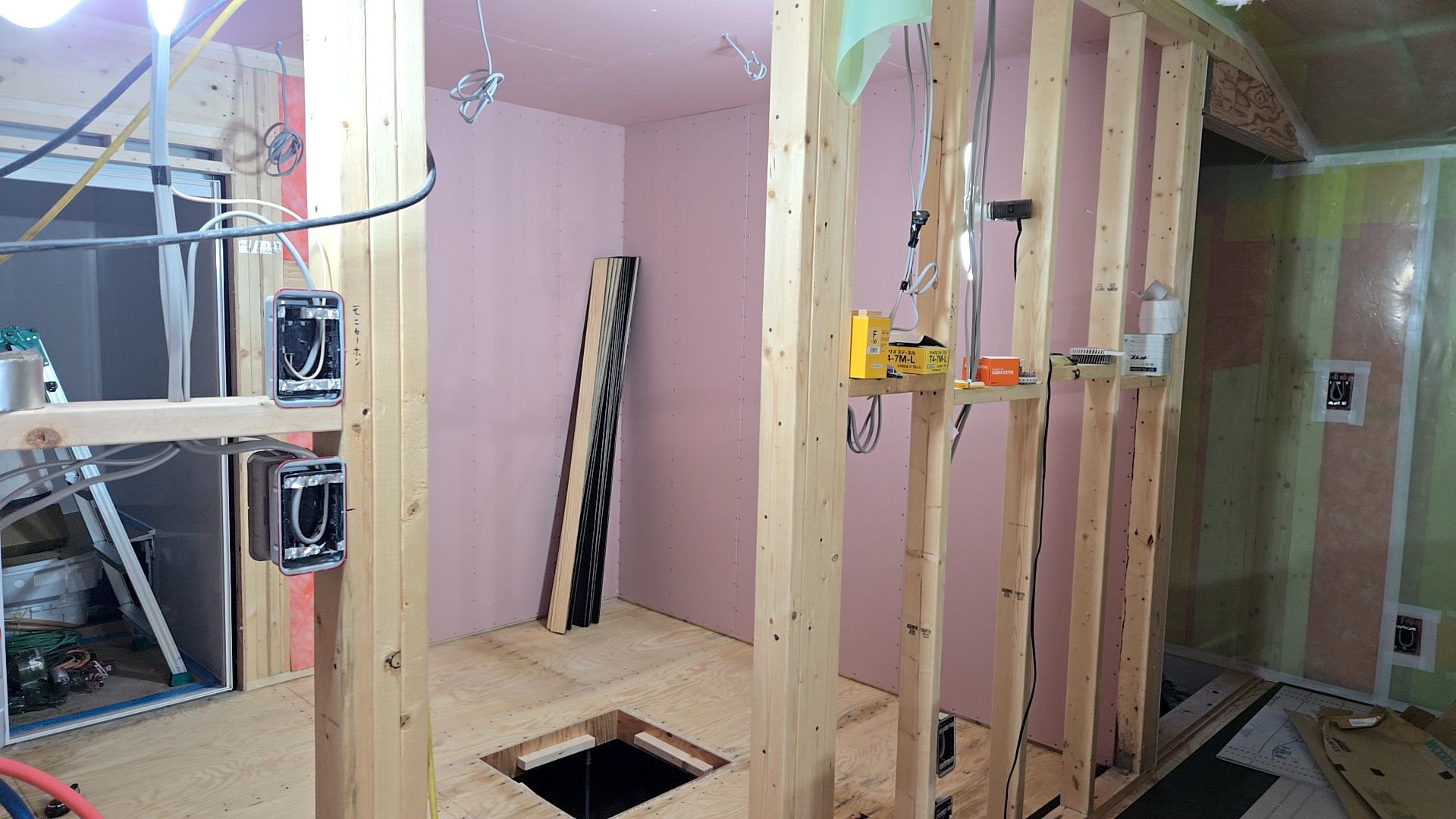 フカシ壁の下地造作工事の様子です。図面を確認し、正確に施工していきます。