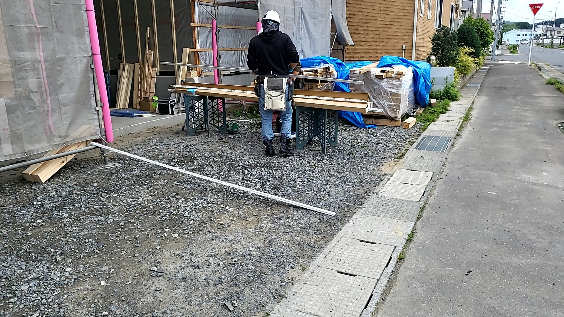 外壁貼りの様子です。仕様を確認しながら丁寧に貼っていきます。