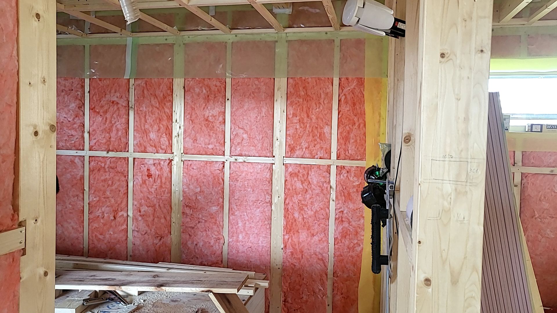 2F下地造作工事と断熱材の充填工事が行われております。