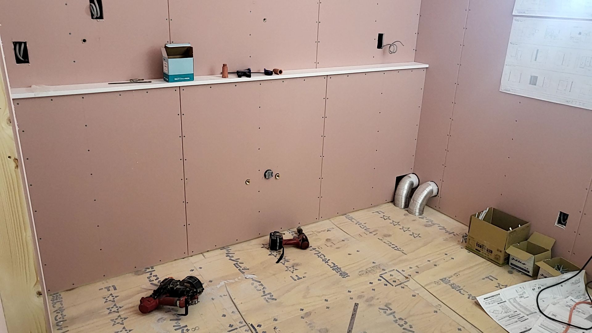 引き続き、下地造作工事が進められております。