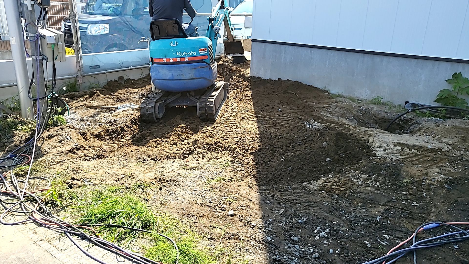 引き続き外部配管工事が進められております。