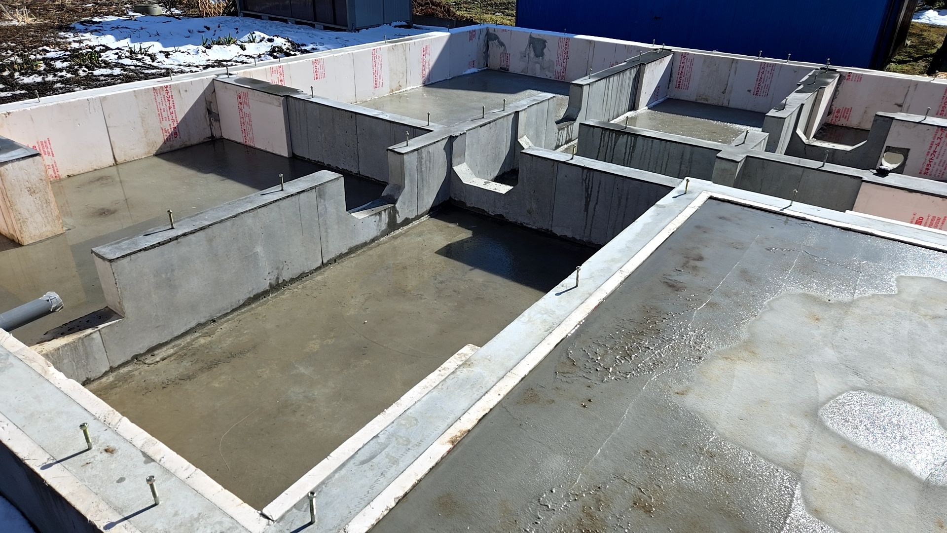 現場が汚れないよう注意しながら作業を進めています。