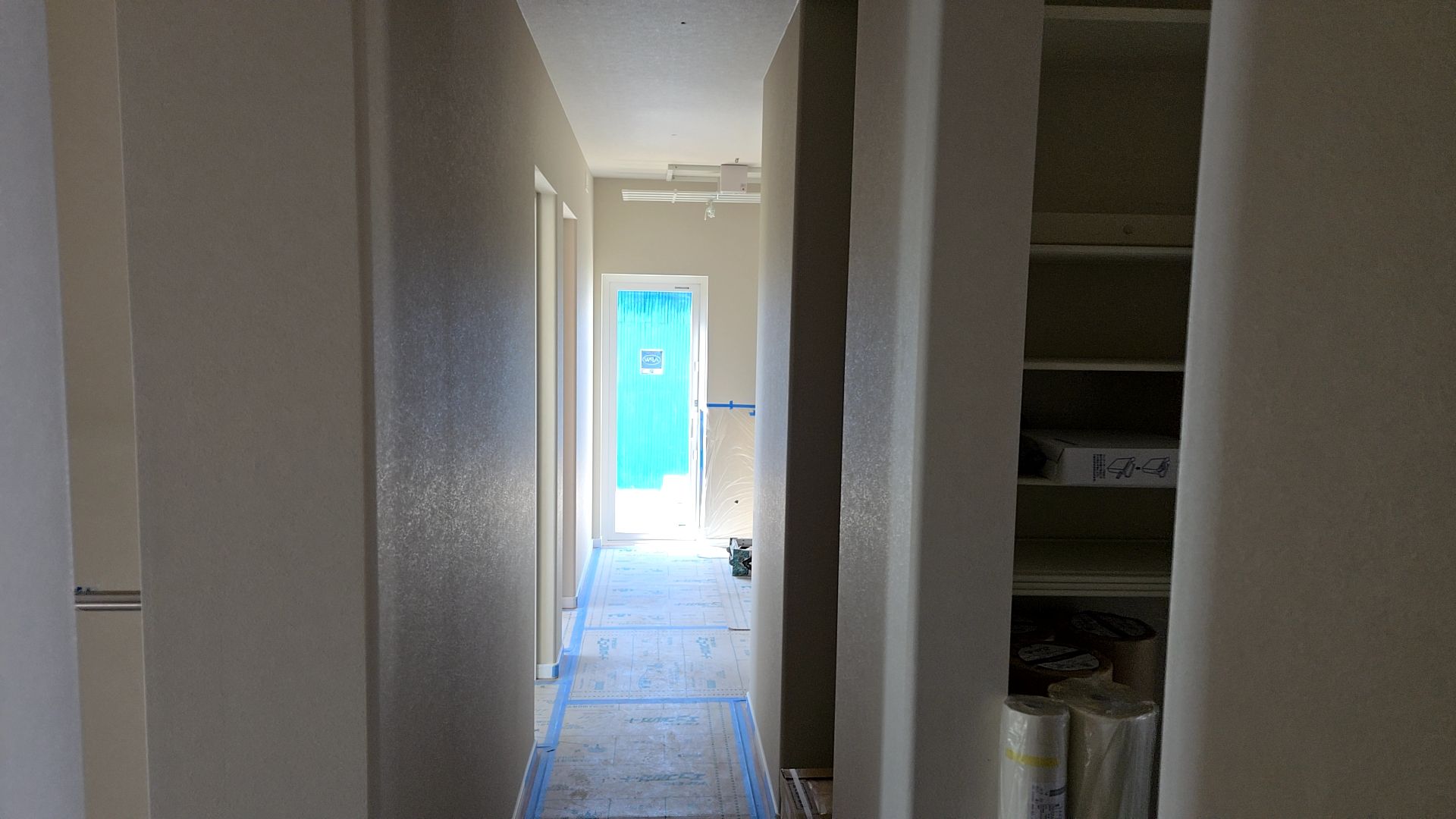 内装業者によるクロス貼りが行われた様子です。