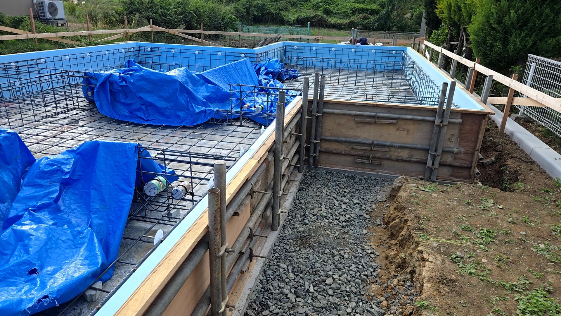 丁寧に基礎の外周断熱材を施工している様子です。