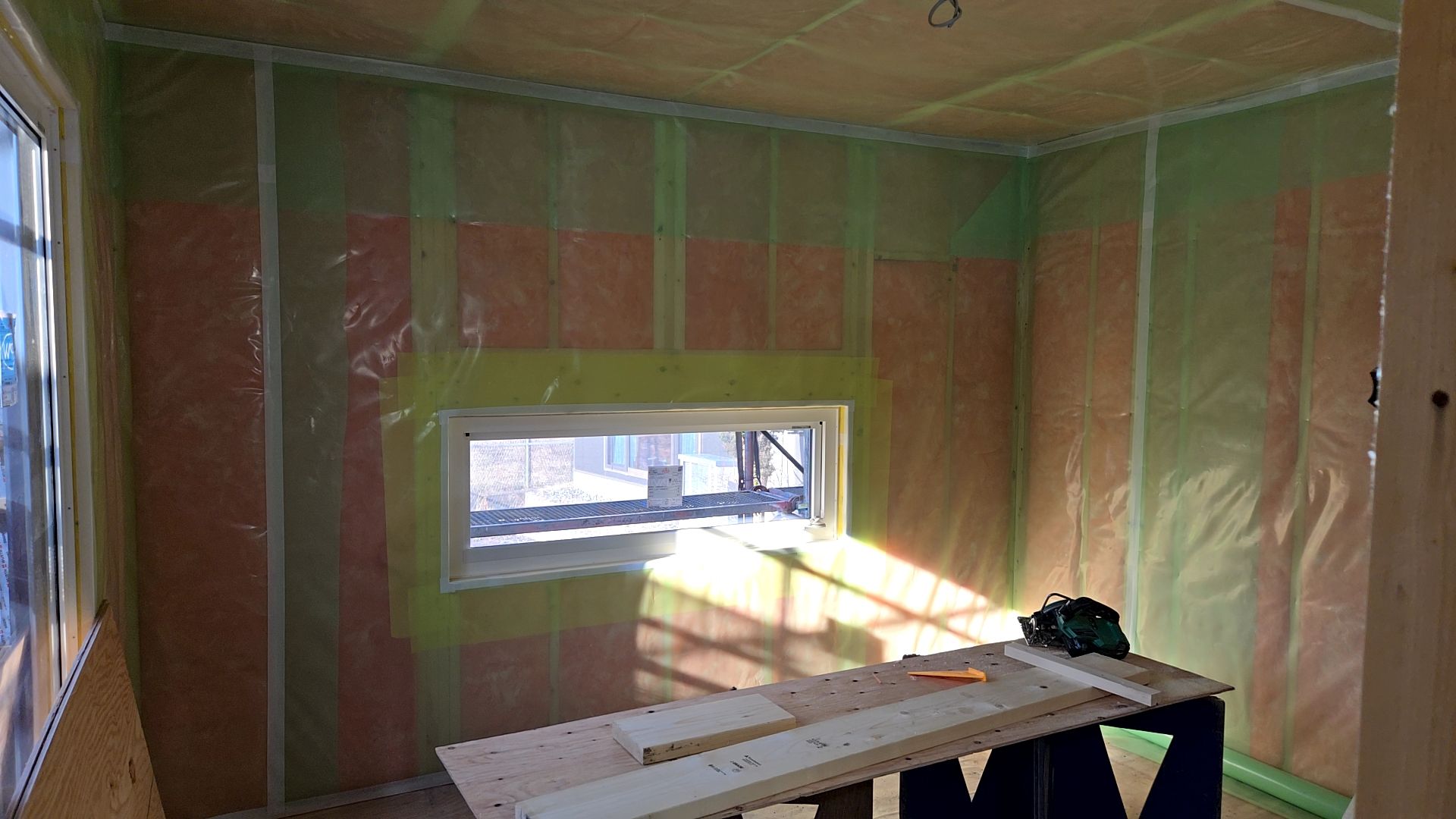 図面を確認しながら、下地の位置に間違いのないよう丁寧に作業が進められております。