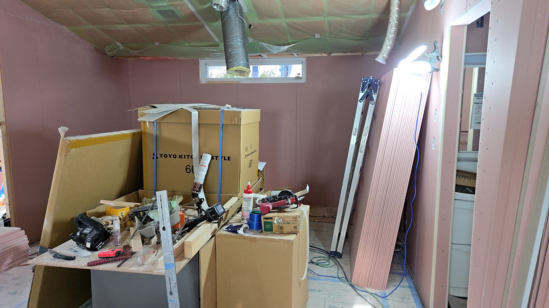 壁のボード貼りの様子です。キズを付けないよう丁寧に作業を進めています。