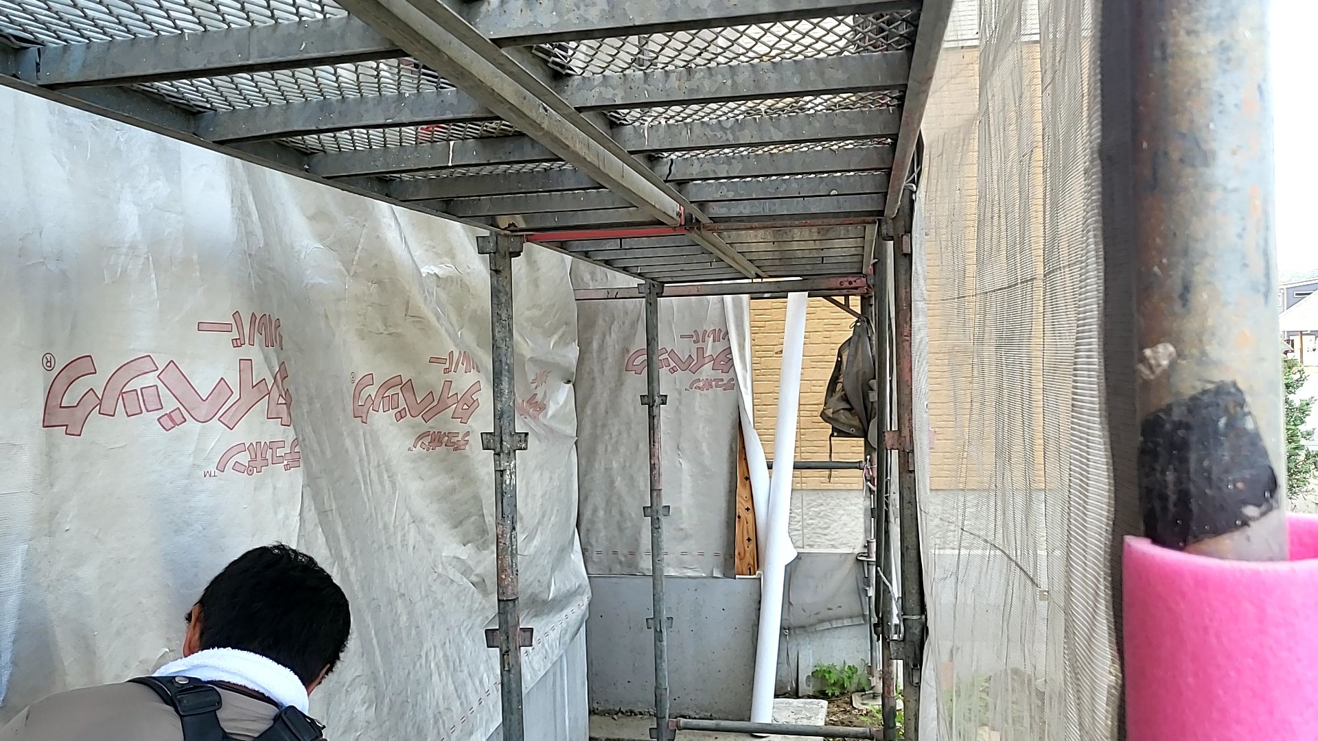 外部防水紙張りの様子です。