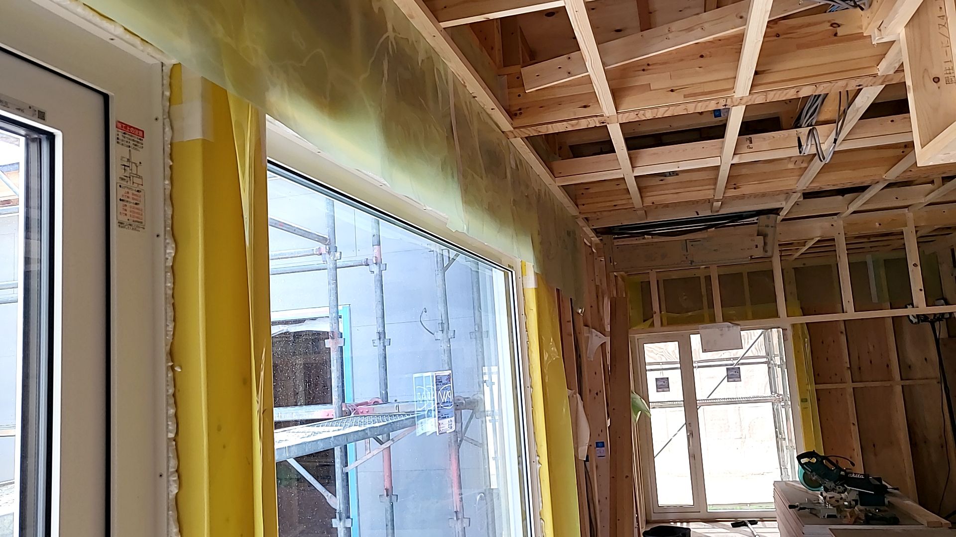 引き続き外壁張り工事が進められております。