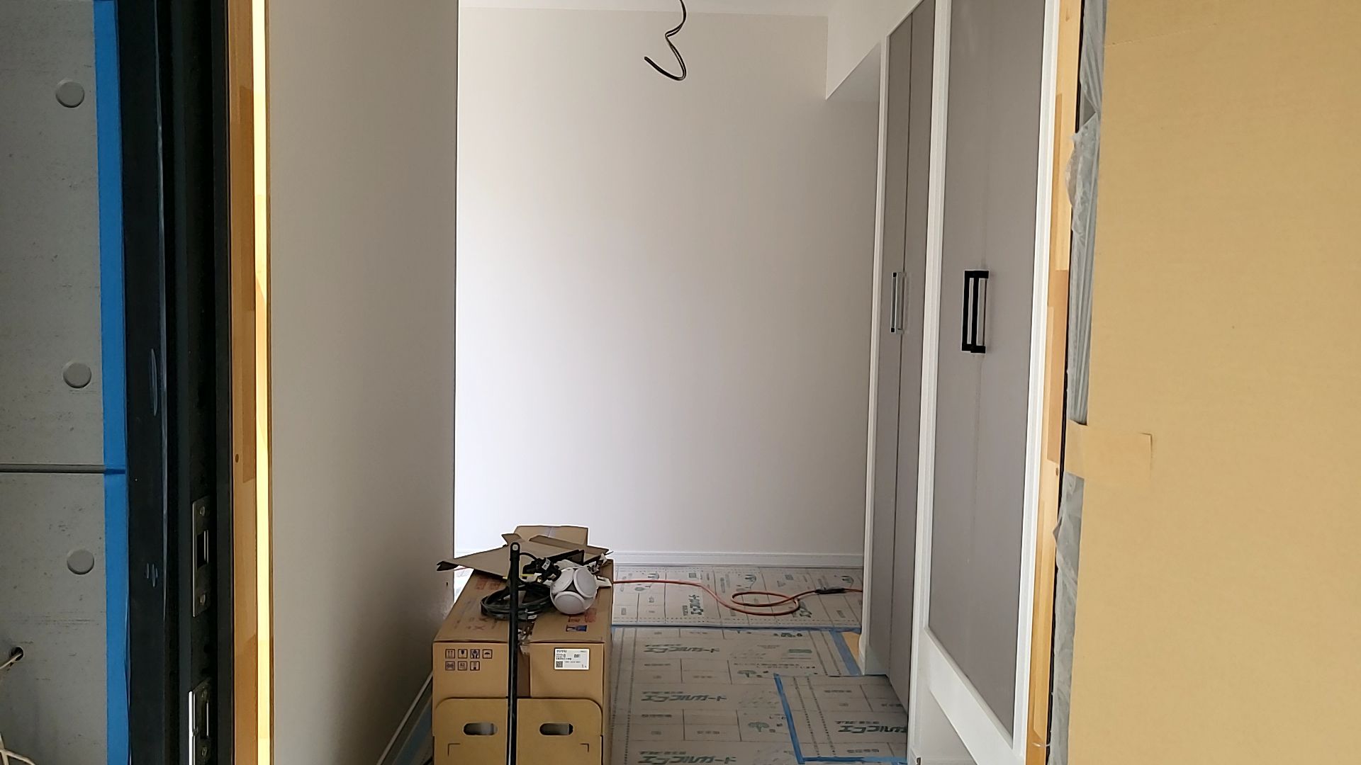 引き続きクロス貼り工事が行われております。