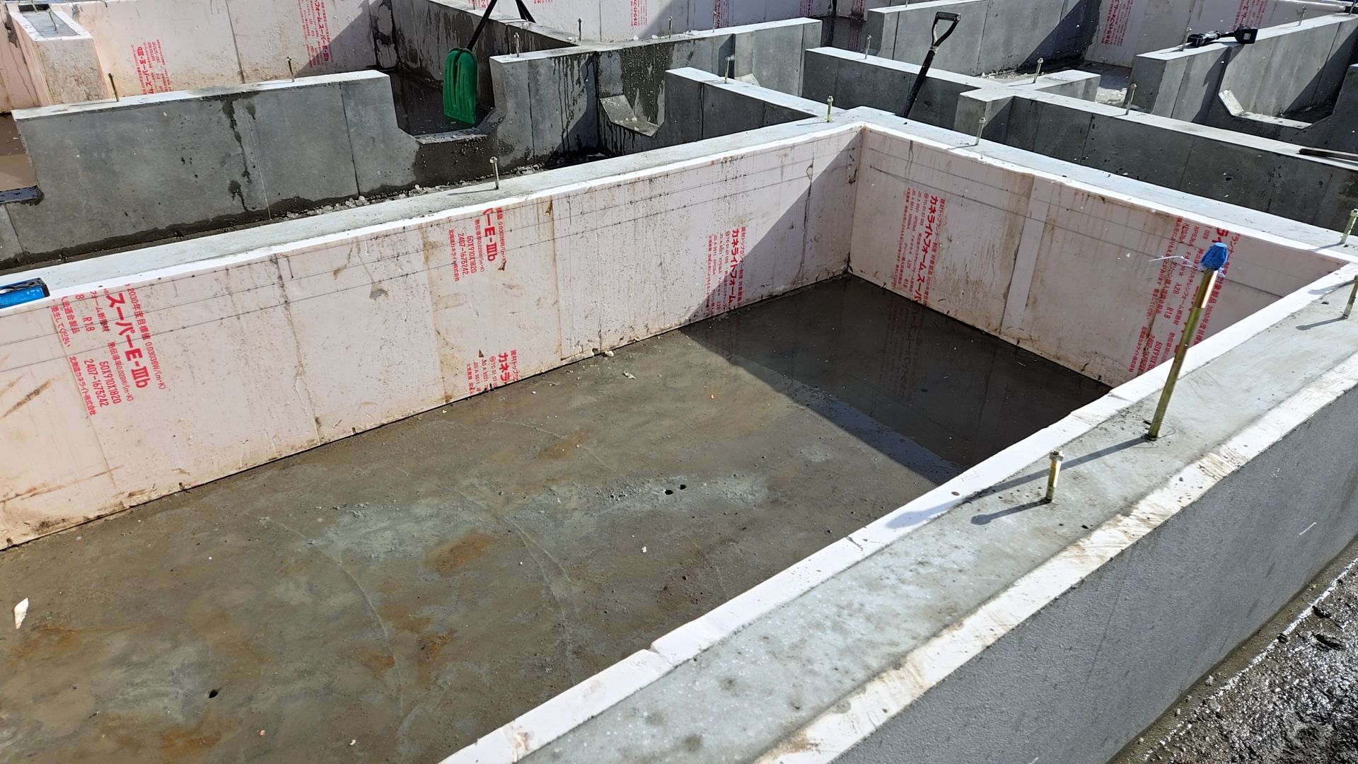 埋め戻し作業の様子です。