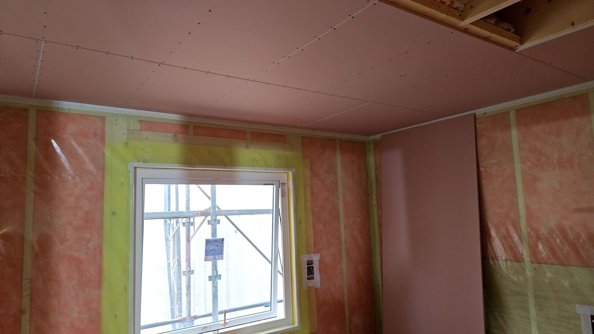 ビスの間隔に注意しながら、丁寧にボードを張っている様子です。