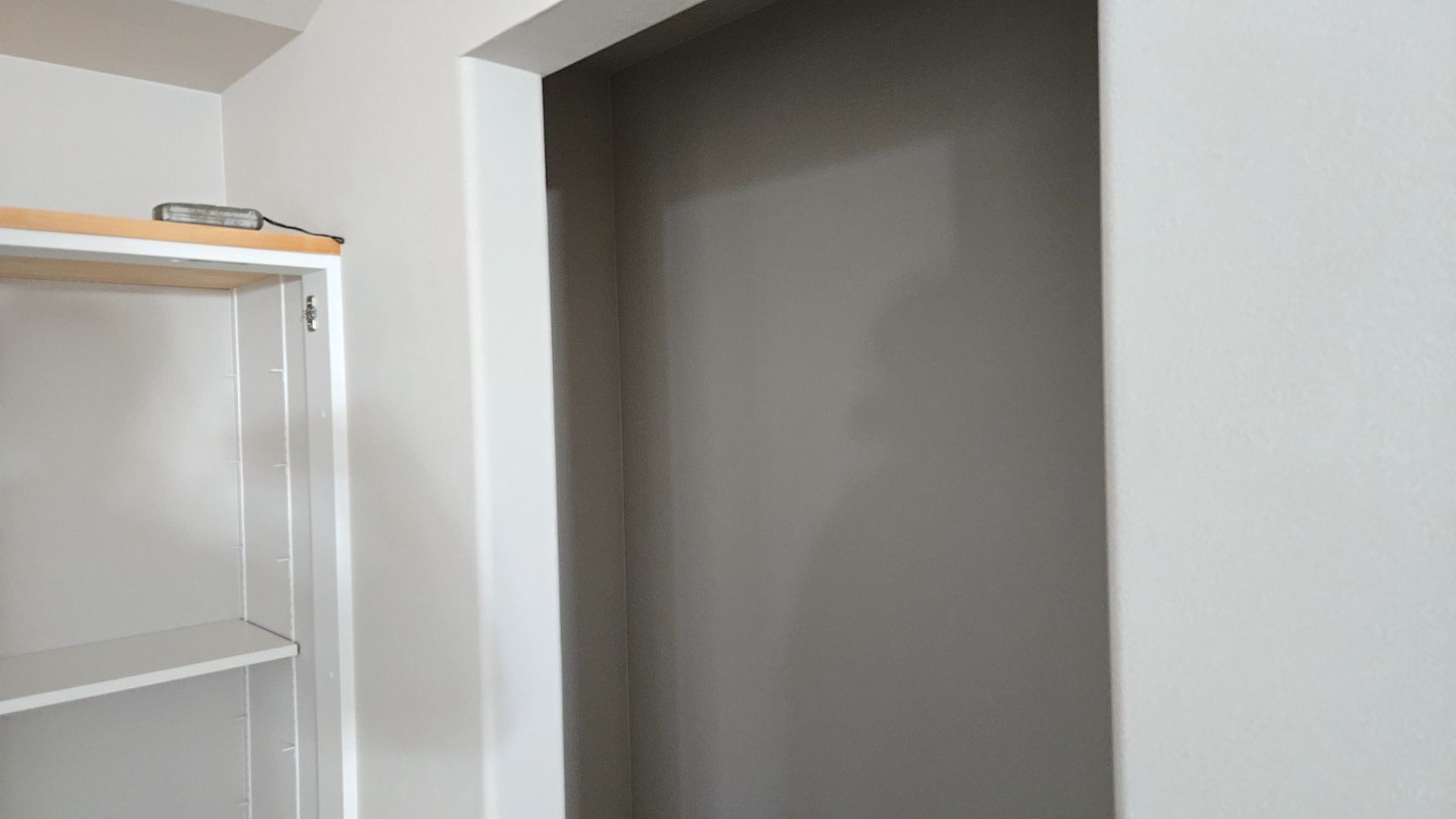 クロスがきれいに貼られた様子です。パテ掛けをきちんと行っているので、凹凸なくきれいな仕上がりとなっております。