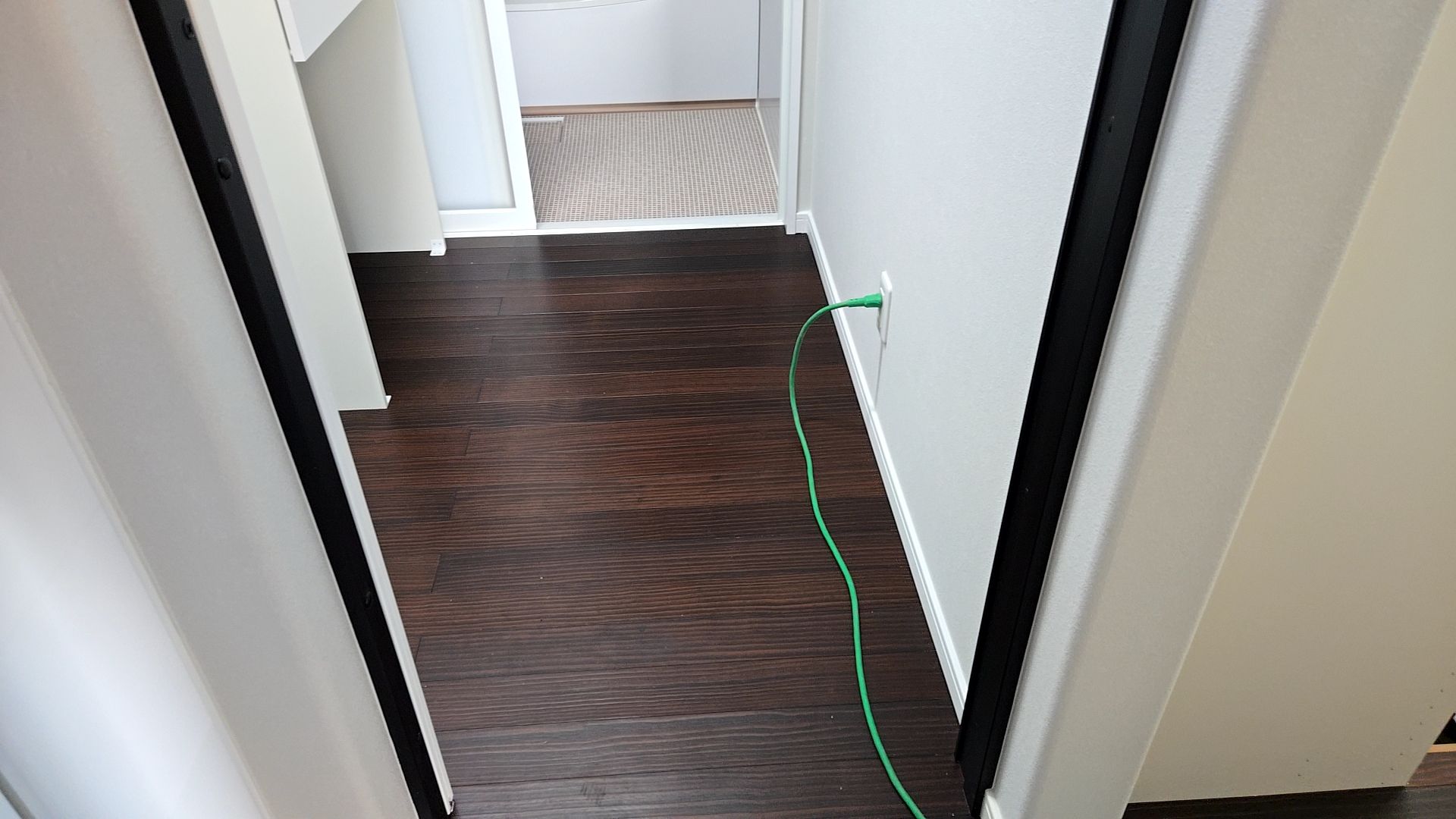 建築による床のキズの補修が行われております。