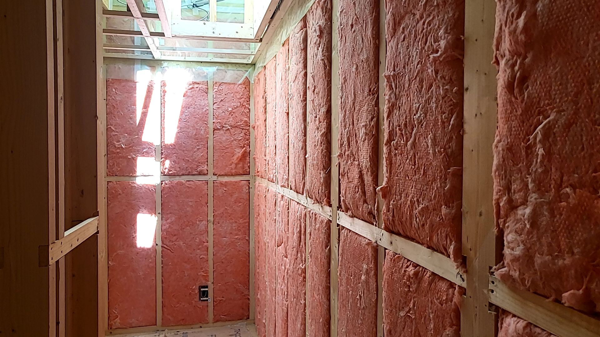 断熱材の充填の様子です。隙間のないよう丁寧に作業を進めております。