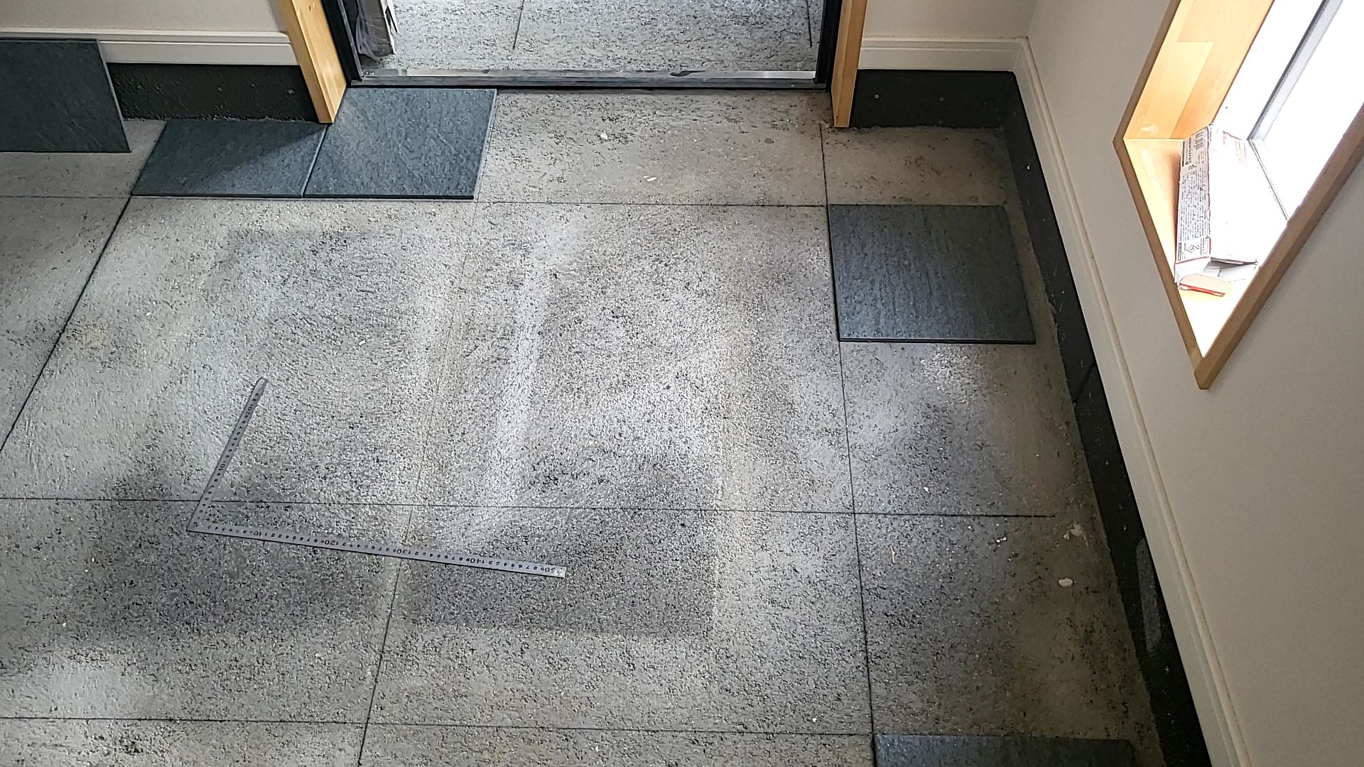 玄関のタイル貼りの様子です。