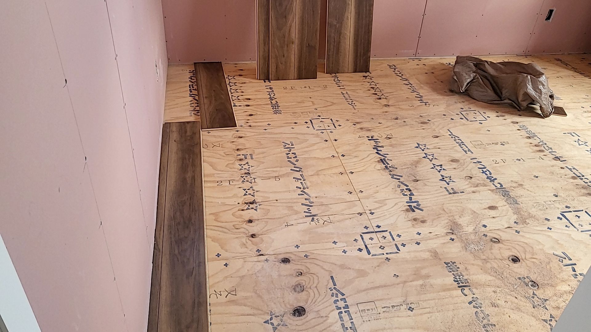 凹凸のないよう丁寧に合板を張っていきます。