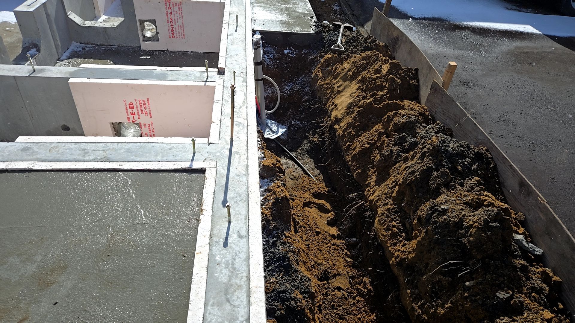 配管の様子です。埋設する深さに注意し作業を進めています。