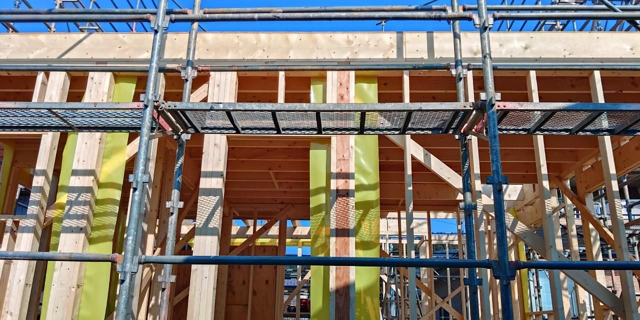 2F の床組みが行われている様子です。高所作業のため安全対策には十分気を付け作業を行っております。