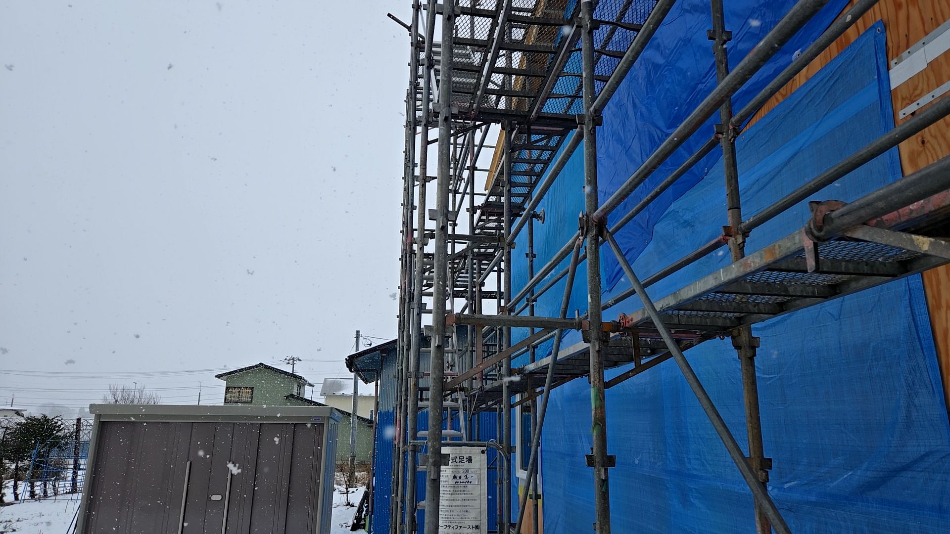 悪天候のため外部は養生し、できるだけ雨水が当たらないようにしております。