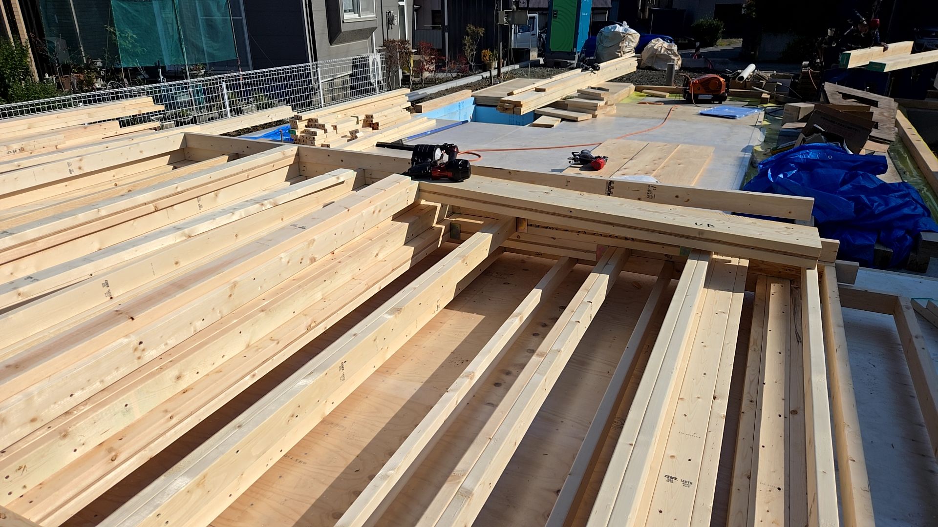 柱･梁の部材を確認しながら、適切な位置に施工していきます。