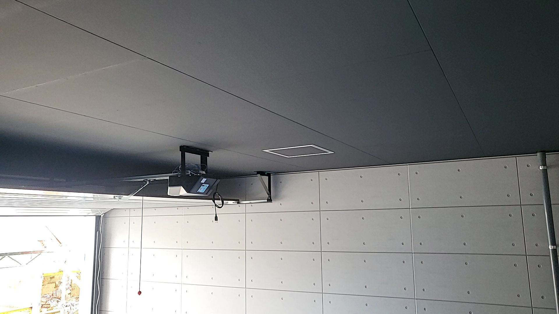 シャッターが取り付けられている様子です。