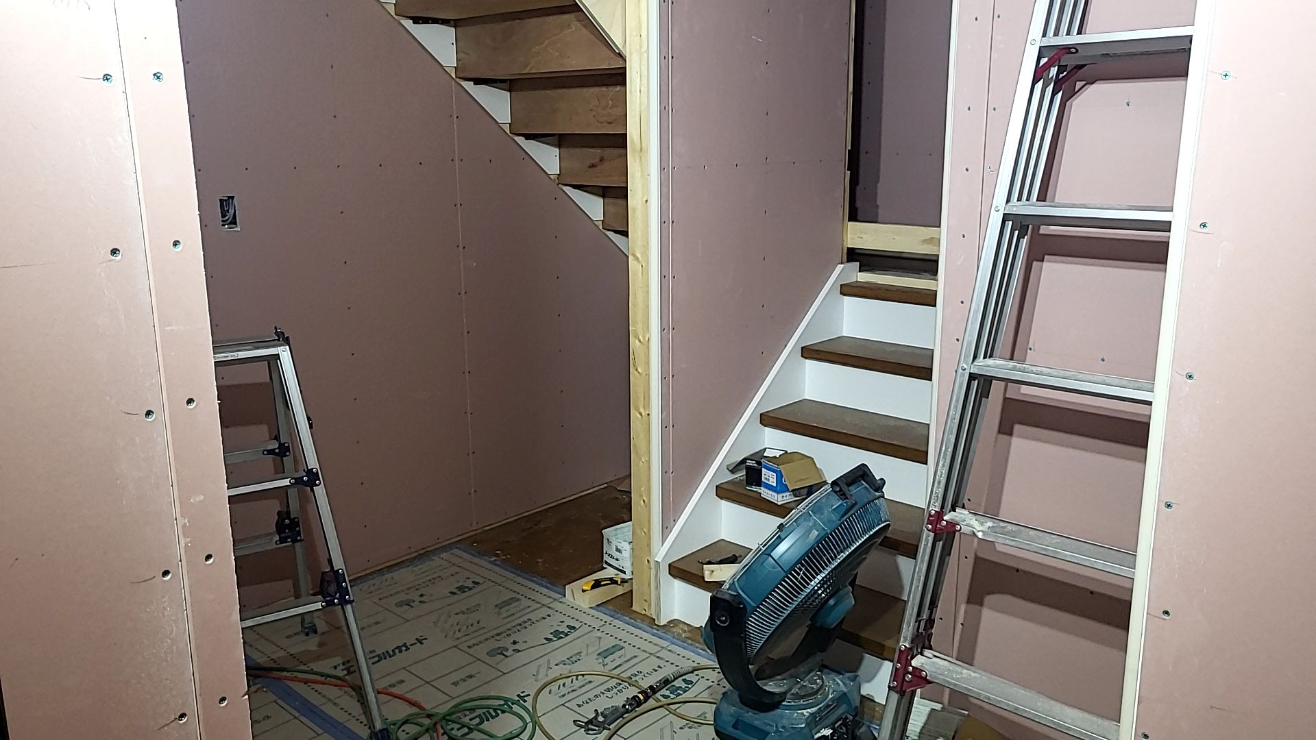 建築による階段の造作工事が引き続き進められております。