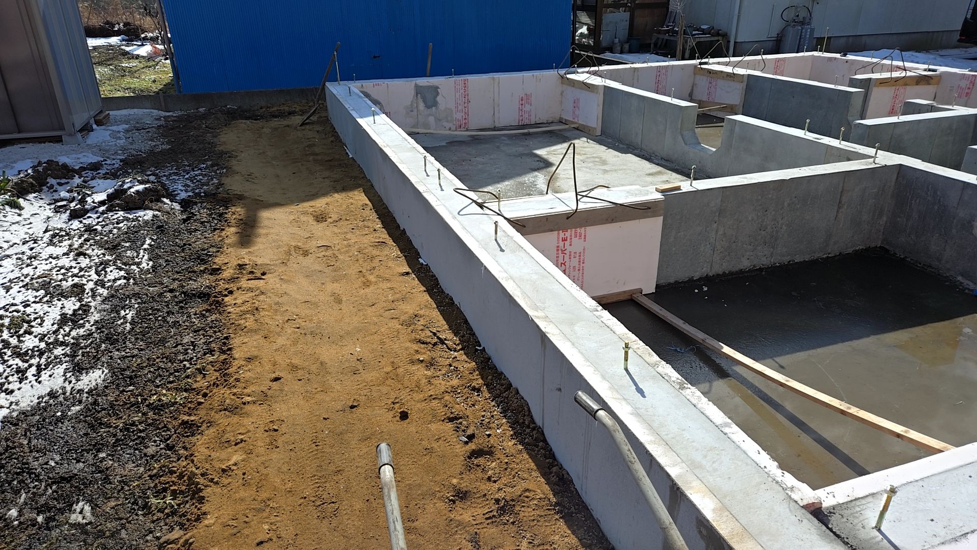 埋め戻しが行われている様子です。戻した土の高さに注意して施工を行っています。