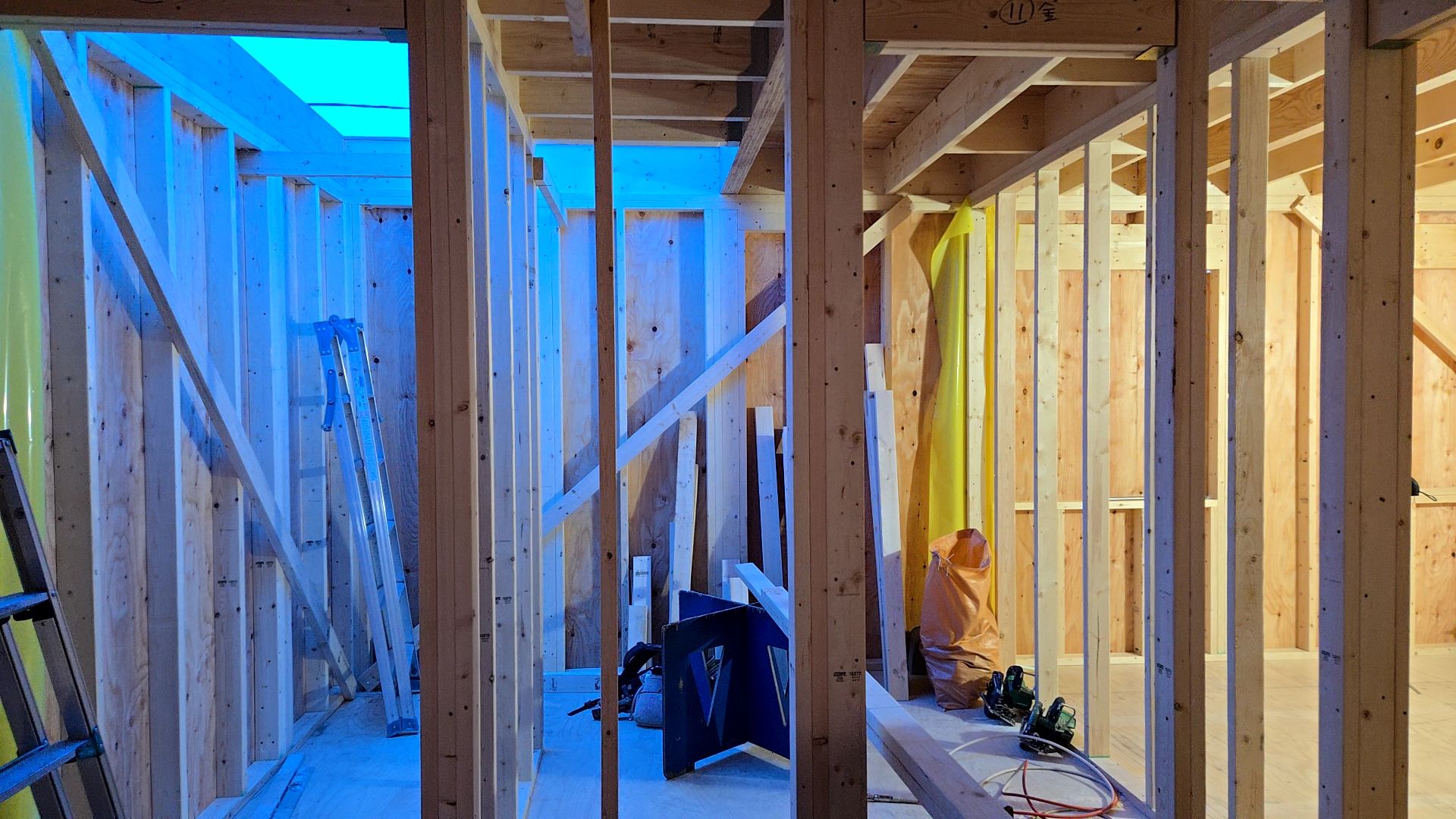 建物を養生している様子です。