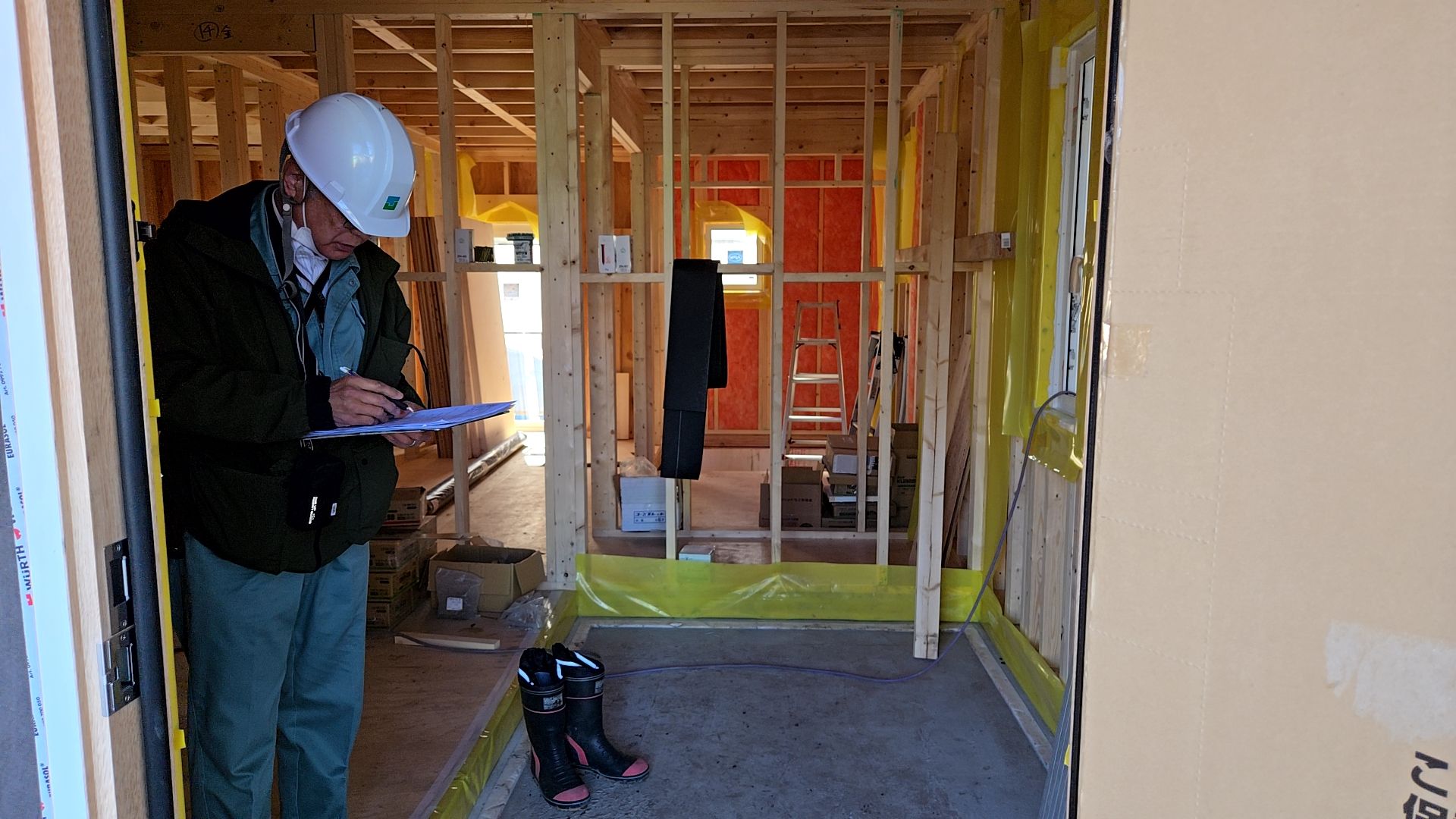 建築住宅センターによる中間検査と瑕疵担保保険会社による躯体検査の様子です。