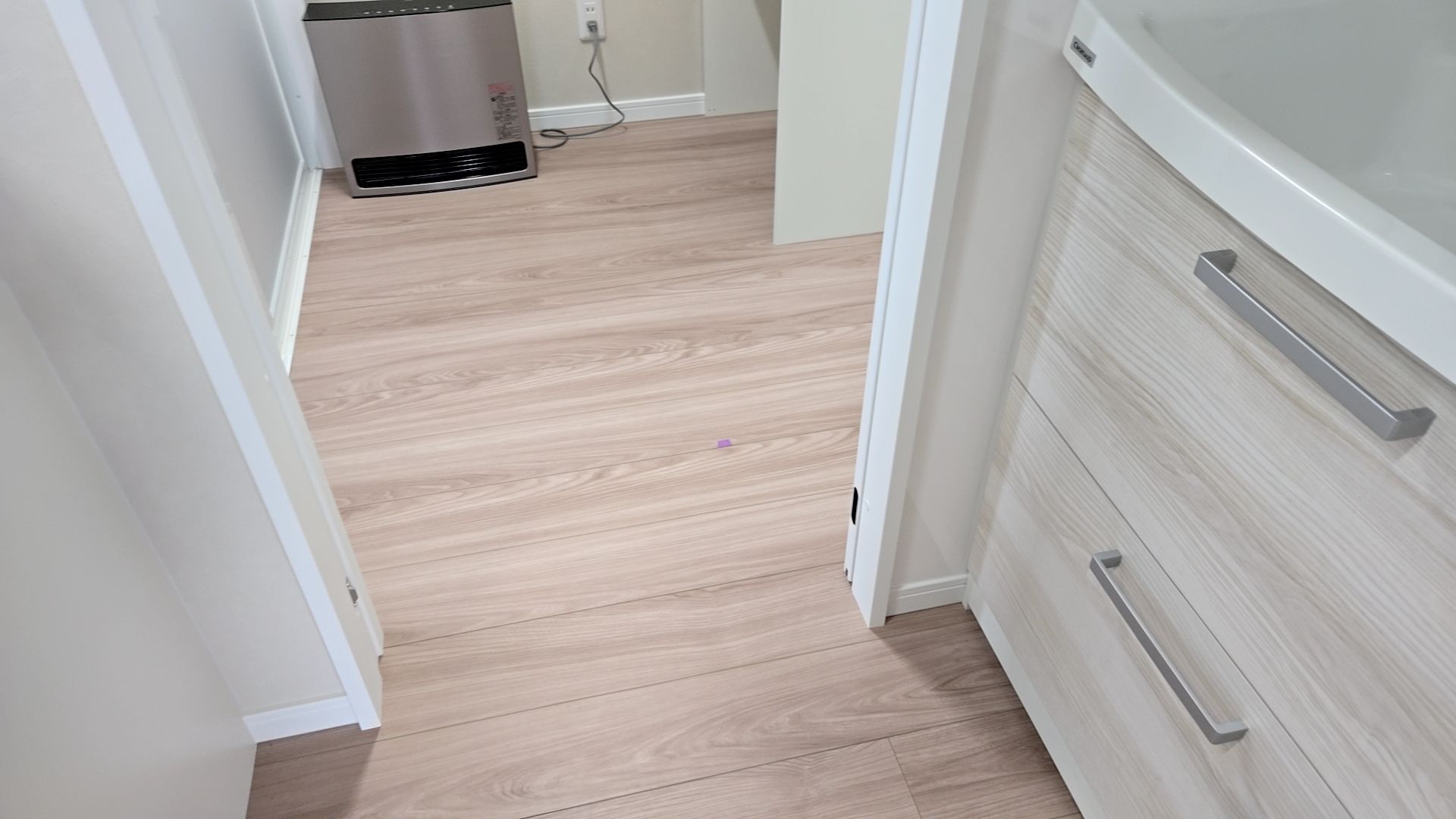 床のキズの補修を行っています。