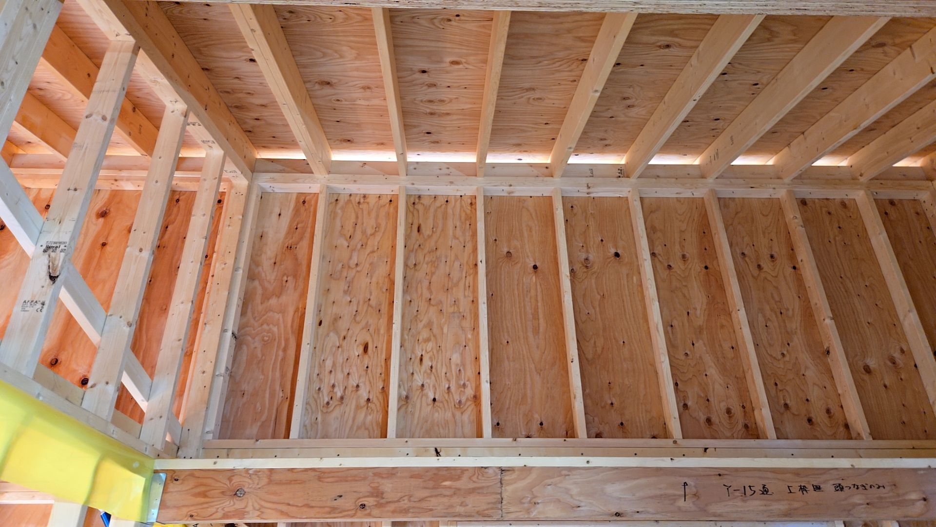 制震ダンパーとは、地震の揺れを吸収し建物の揺れを小さくする装置のことで、建物の損傷を抑えたり、大きな地震が続くときでも、揺れを軽くする効果があります。