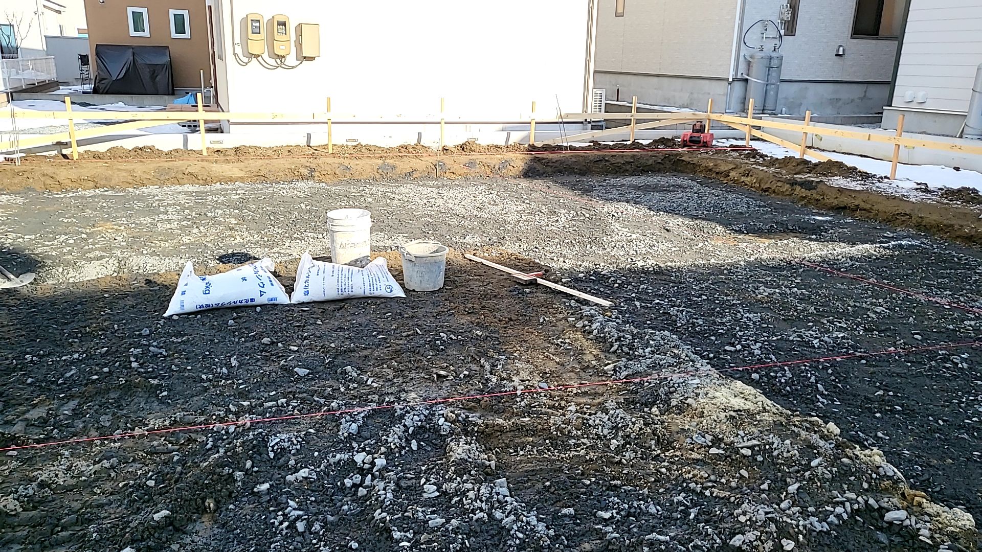 基礎の位置、掘る深さなど十分確認しながら作業を進めております。