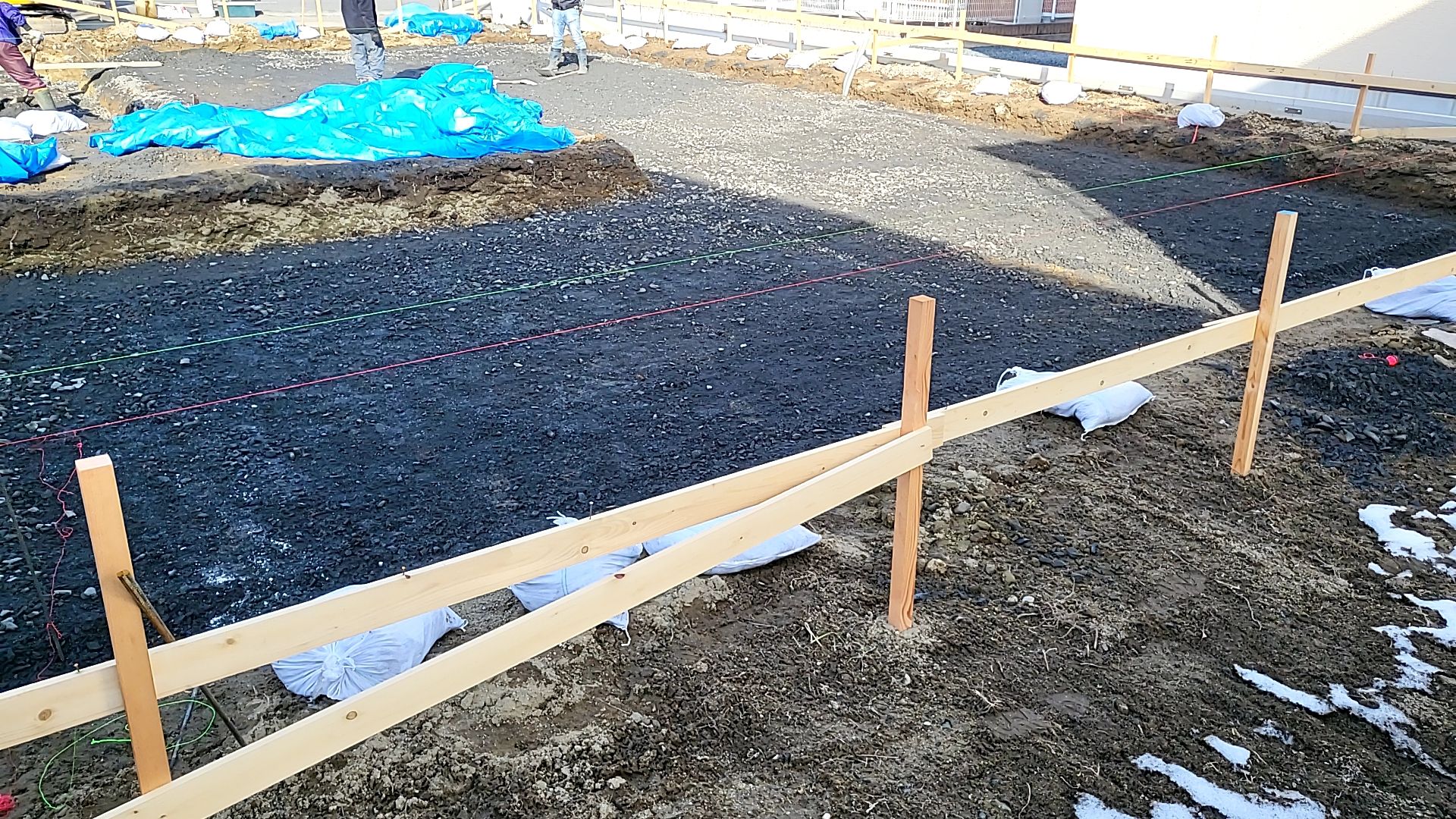 昨日に引き続き、基礎業者による土間下底盤造りが進められております。