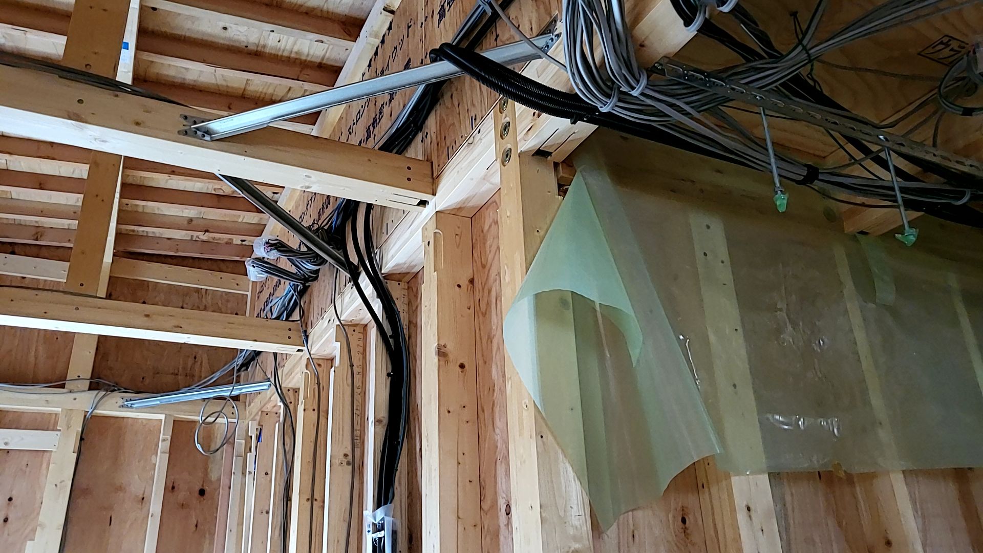 電気業者による配線工事の様子です。図面を確認しながら間違いのないよう進めていきます。