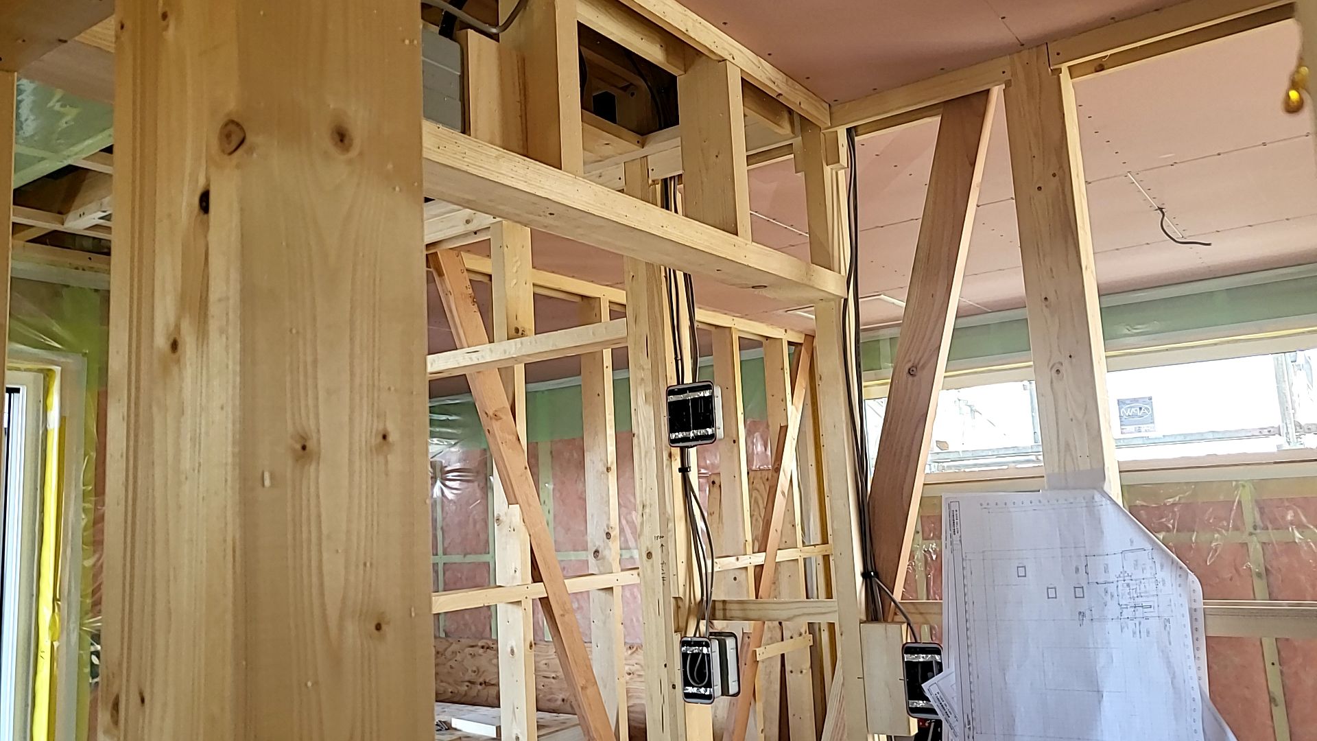 電気業者による内部電気配線工事が進められている様子です。