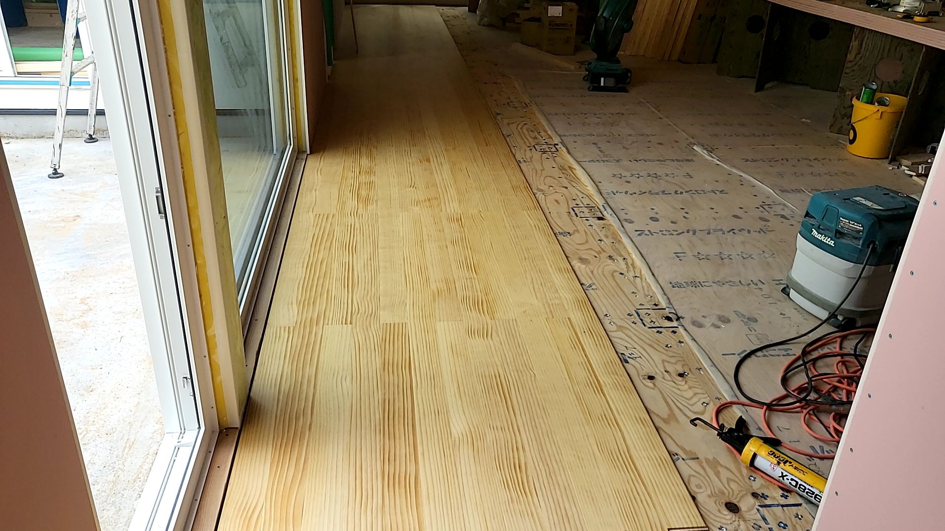 床材を張っている様子です。