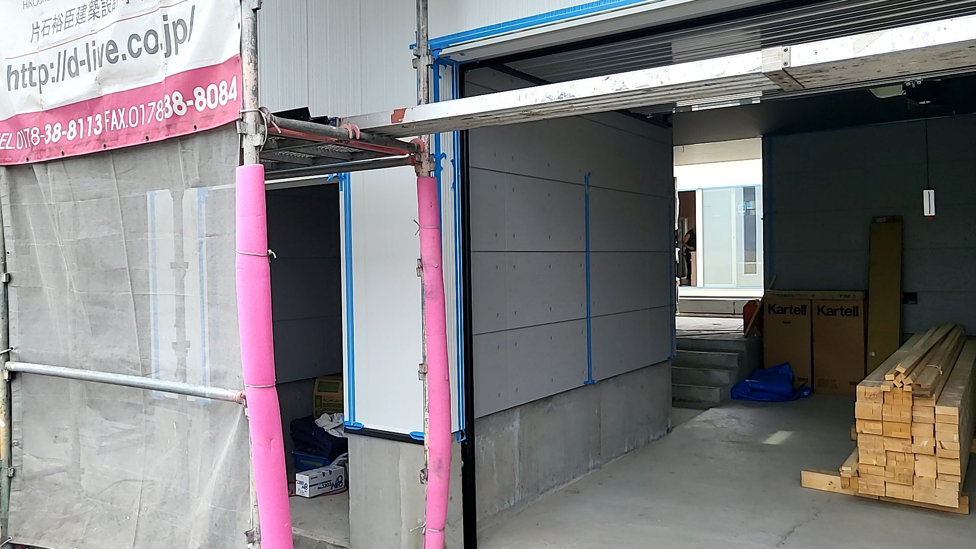 外壁のコーキング工事が行われております。