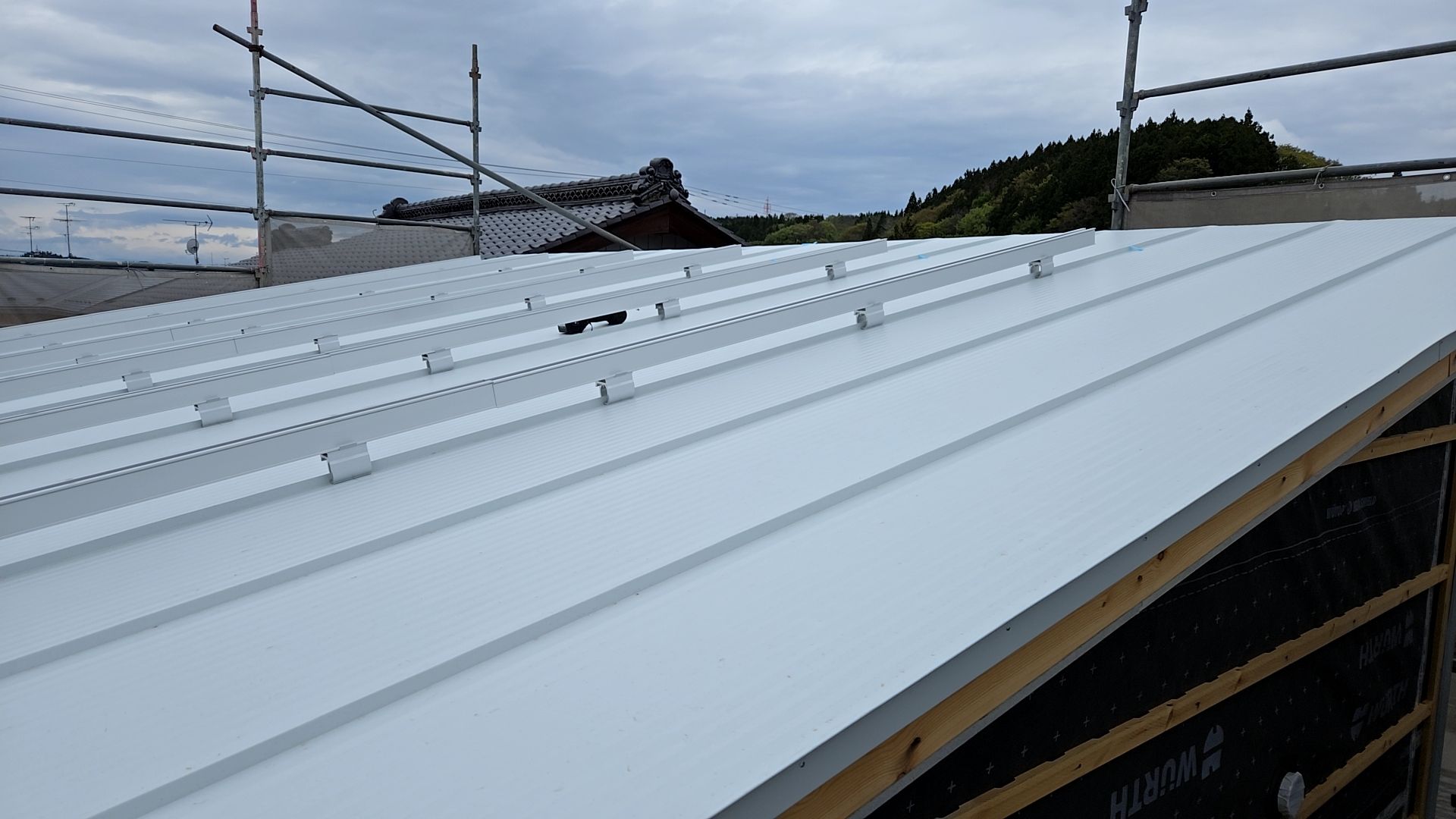 太陽光パネル金具の取り付けが行われています。