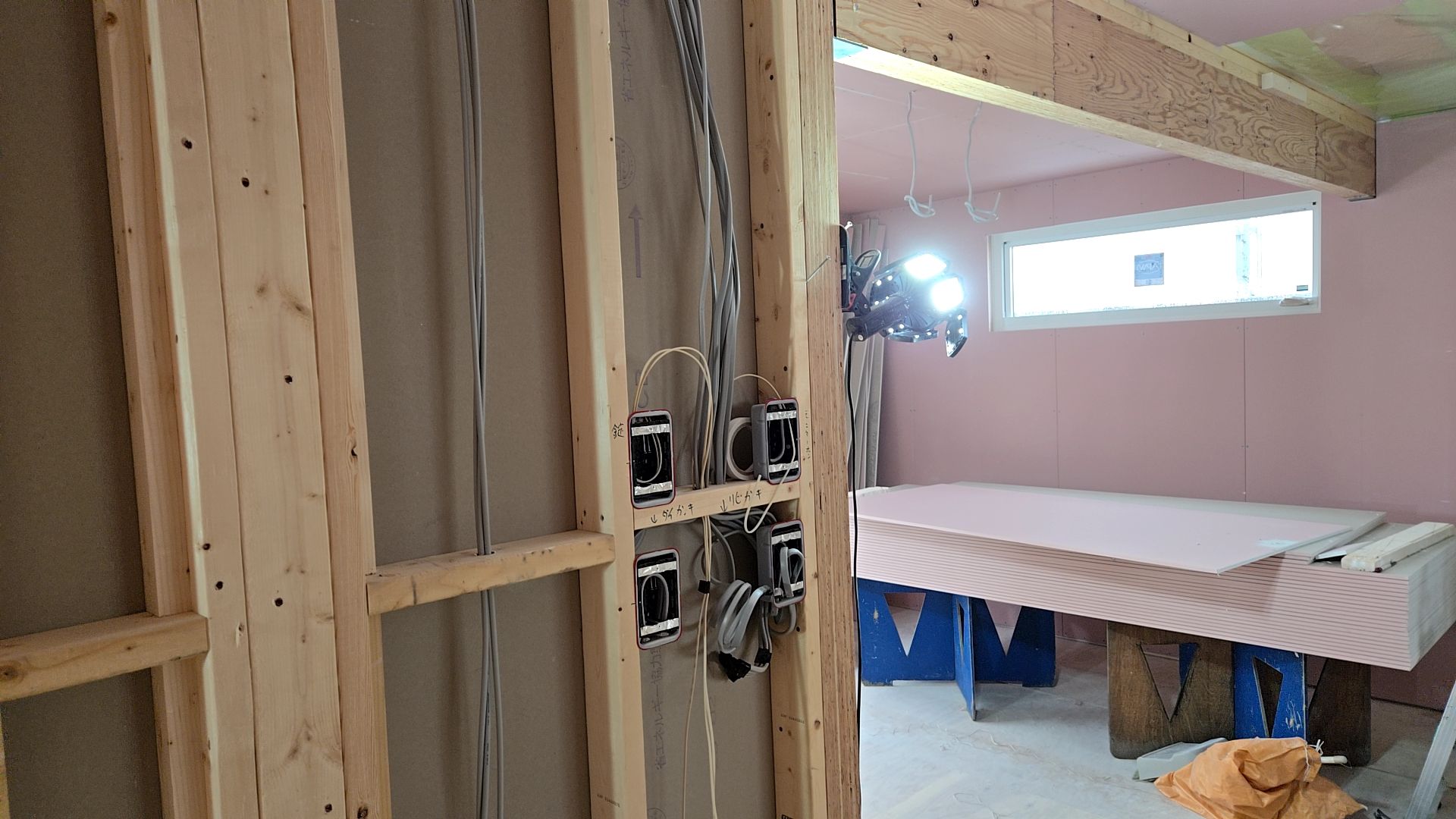 図面を確認しながら、丁寧に作業を進めております。