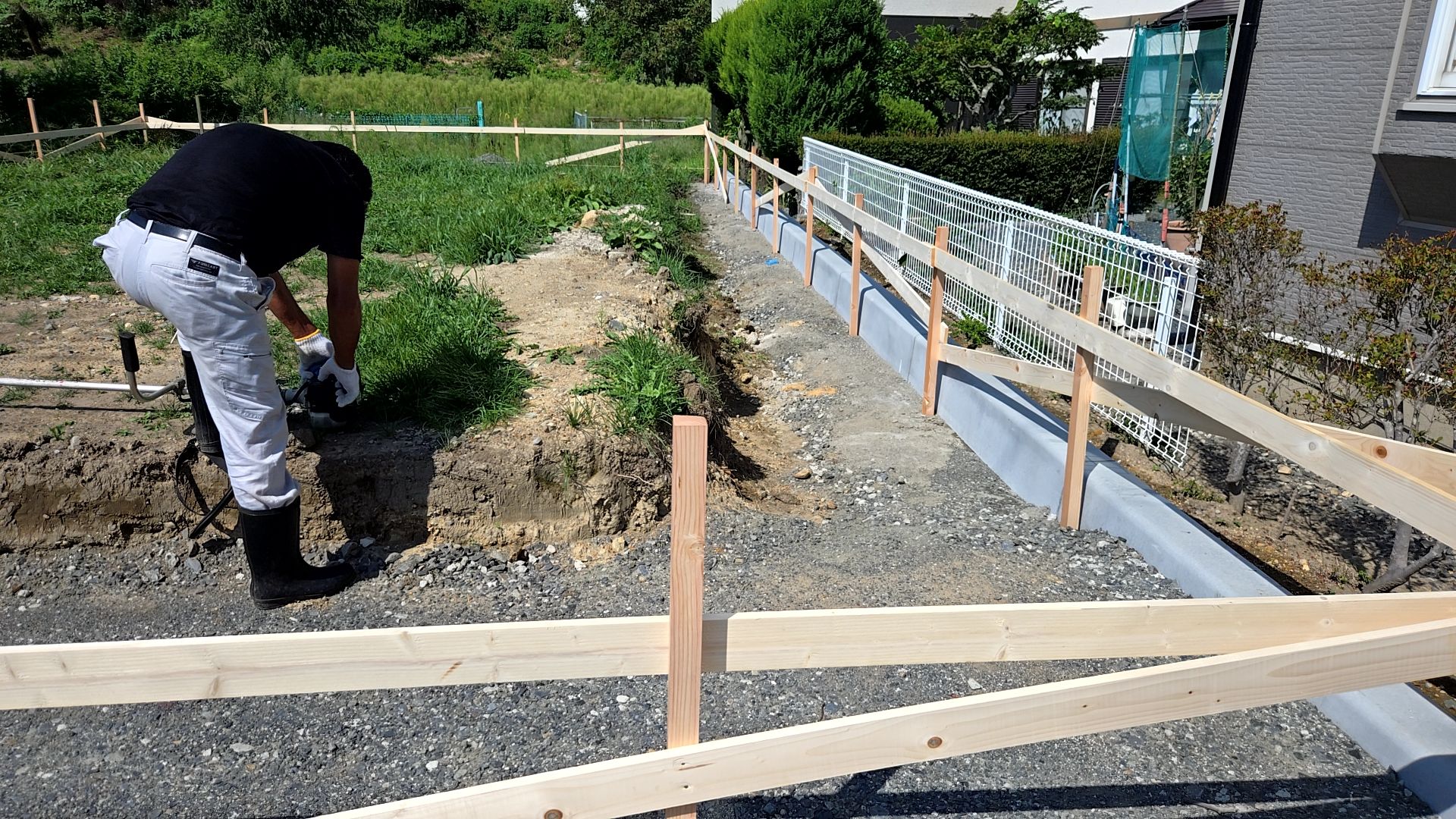 建物の高さ・位置を出していく工程です。