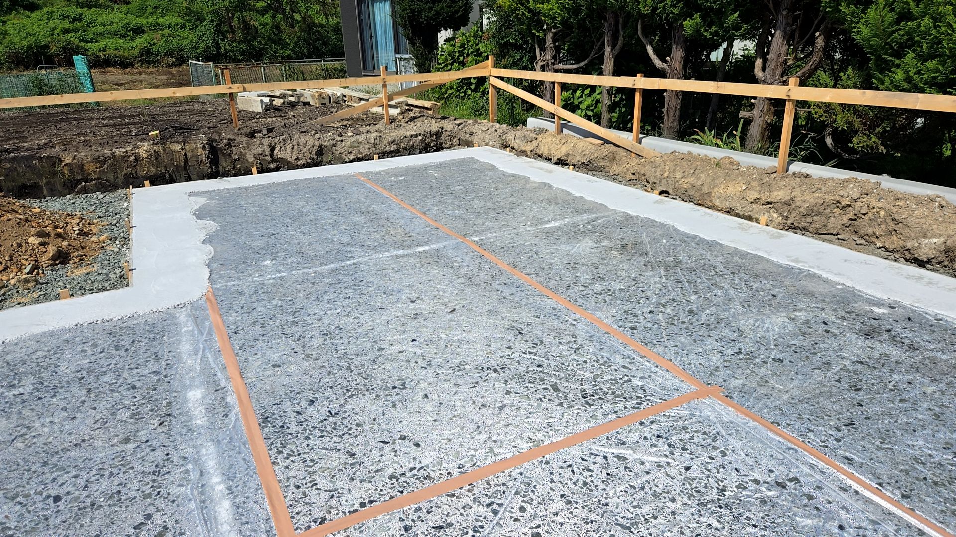 現場の周りを片付け、きれいな状態にしております。