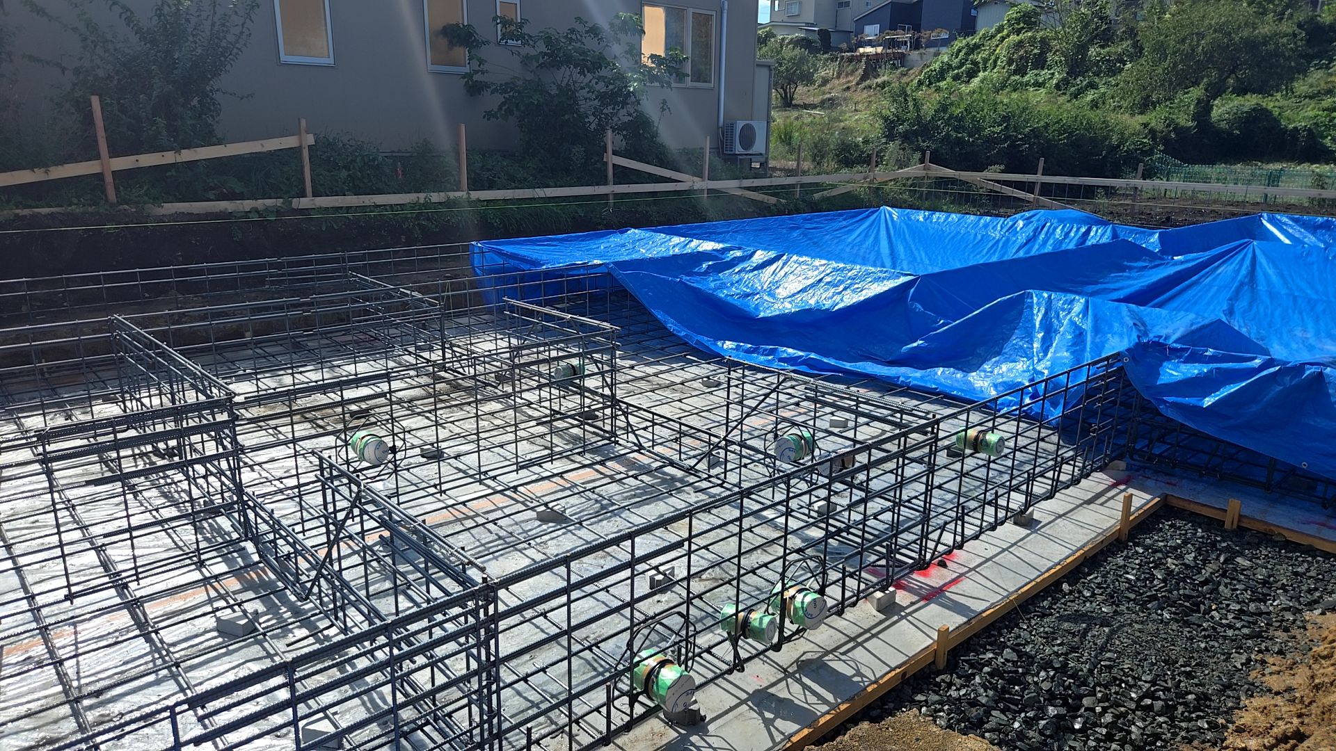 シロアリは地中を移動して建物の床下から侵入することが多いため、そのルートを薬剤で処理することで、建物を加害から守ります。