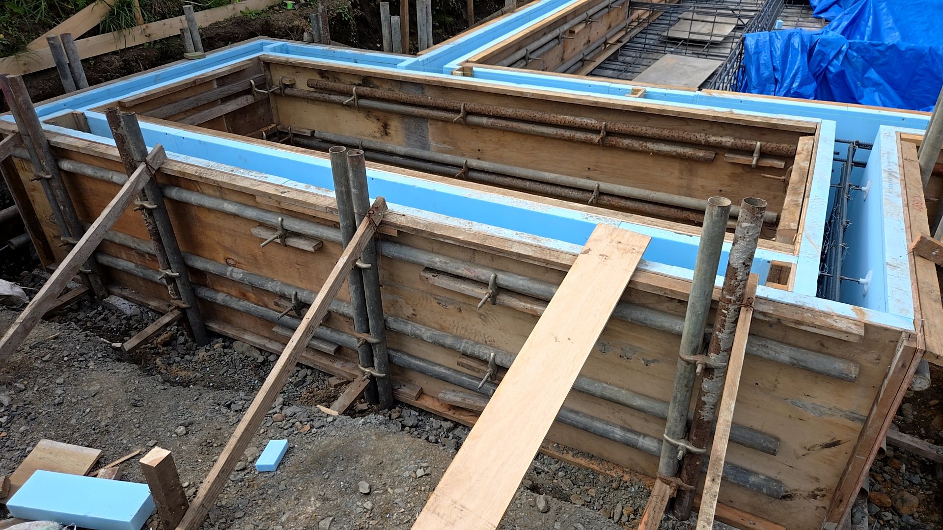 コンクリートを流し込む前の型枠をミリ単位で正確な位置や形状に修正していきます。